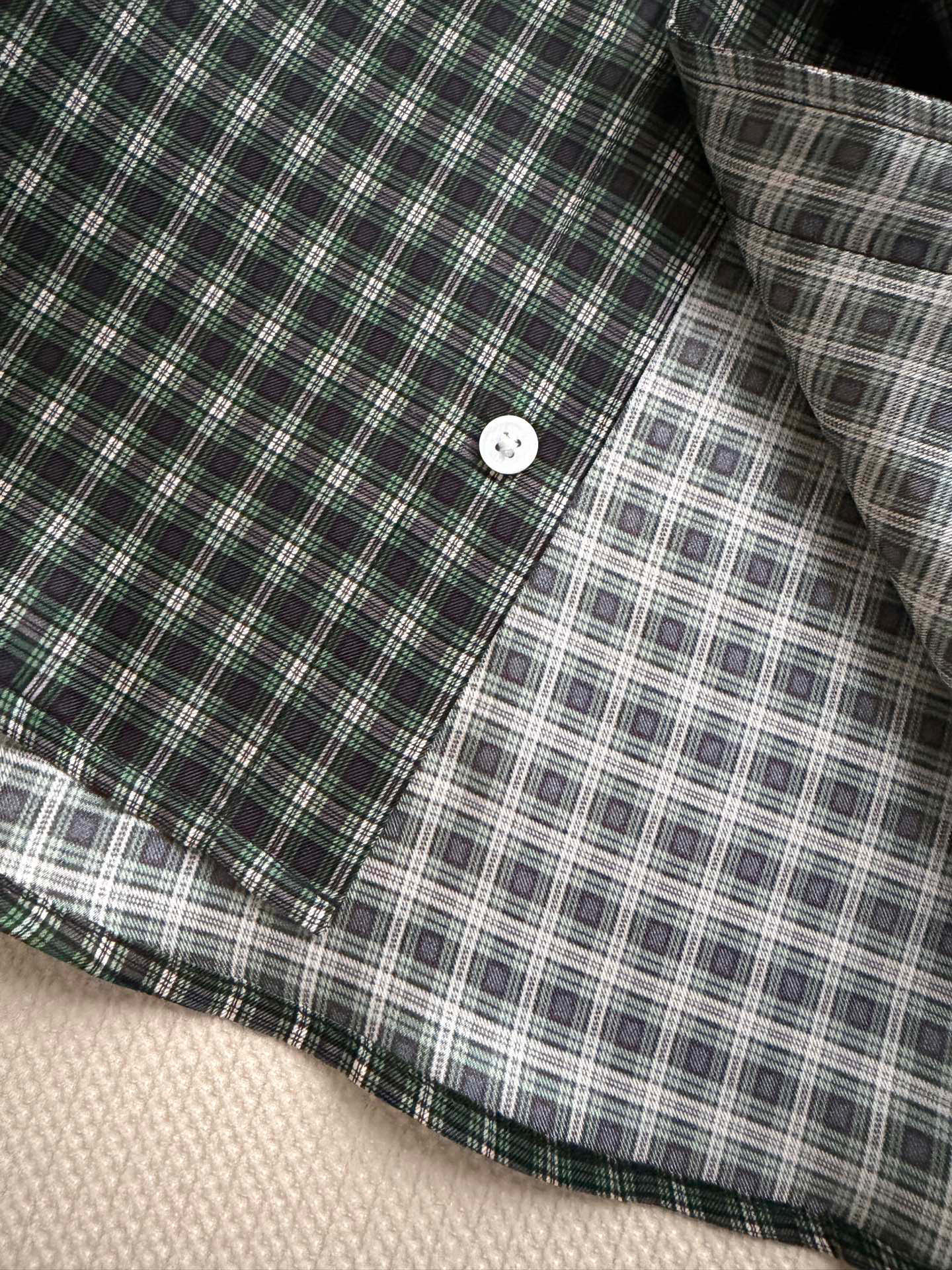 Dio*🆕2026春夏系列绿色格纹衬衫，真丝衬衫，经典格纹设计，深浅绿色交织，复古又时髦✨。高品质真丝面