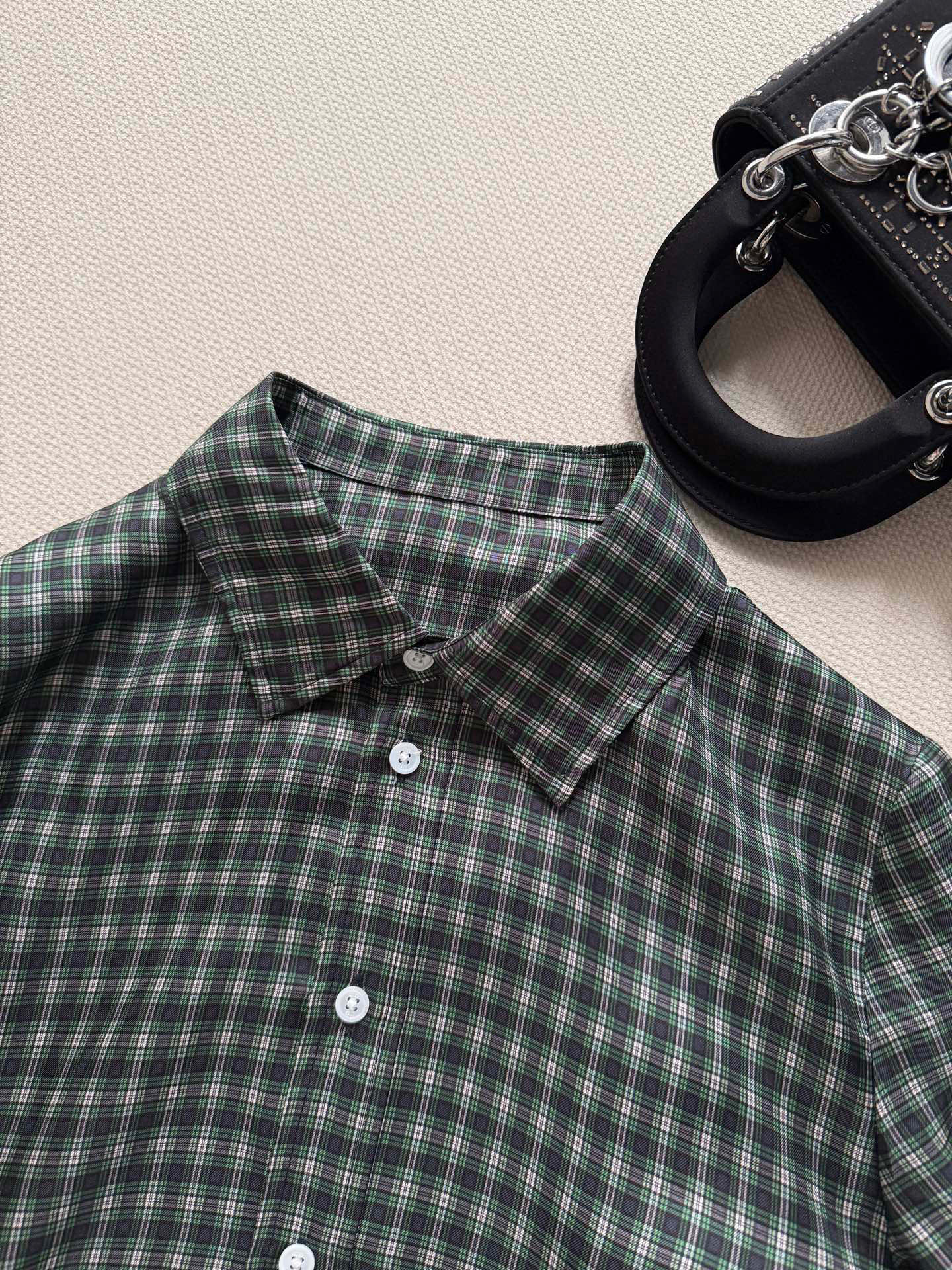 Dio*🆕2026春夏系列绿色格纹衬衫，真丝衬衫，经典格纹设计，深浅绿色交织，复古又时髦✨。高品质真丝面