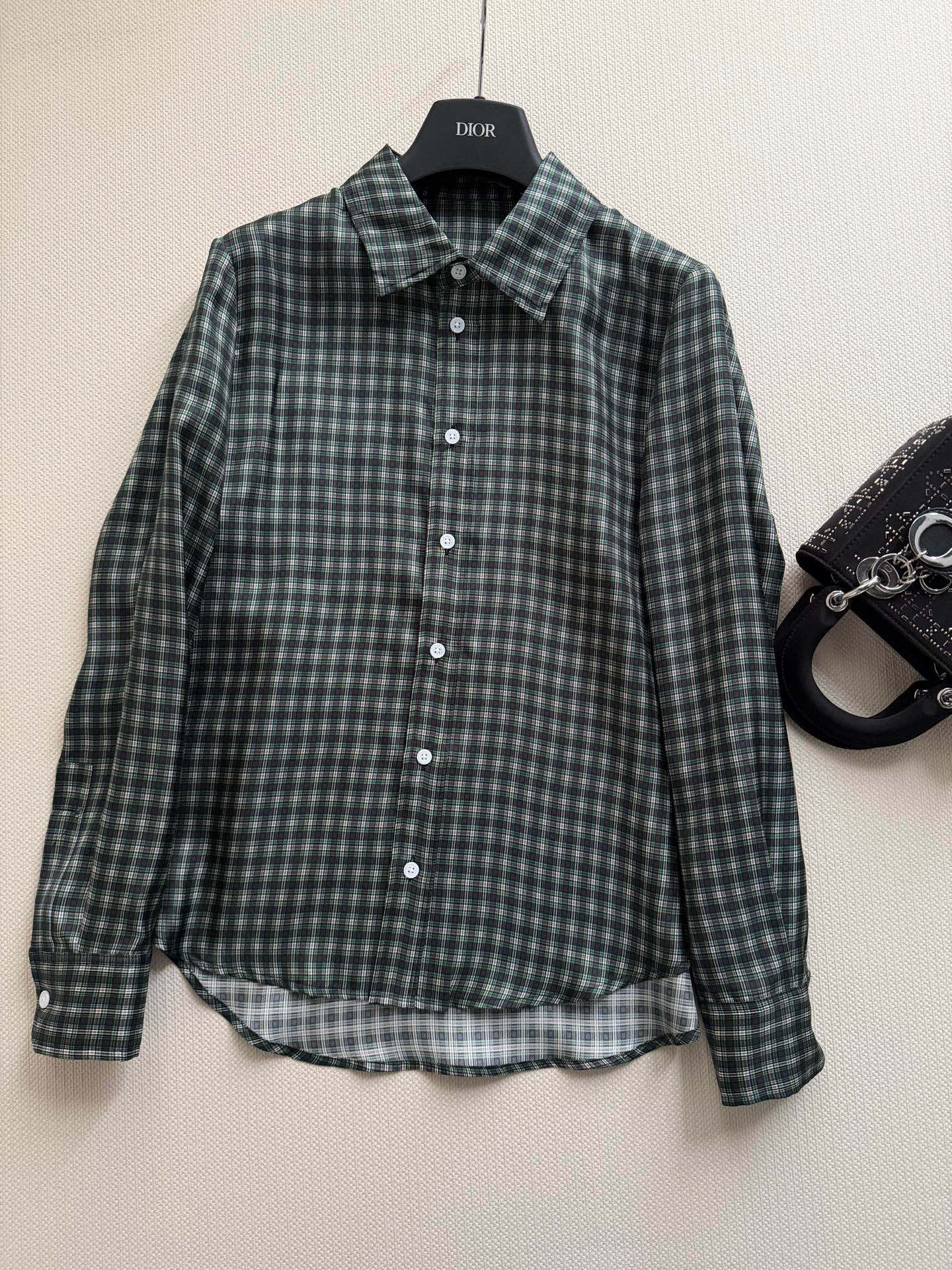 Dio*🆕2026春夏系列绿色格纹衬衫，真丝衬衫，经典格纹设计，深浅绿色交织，复古又时髦✨。高品质真丝面