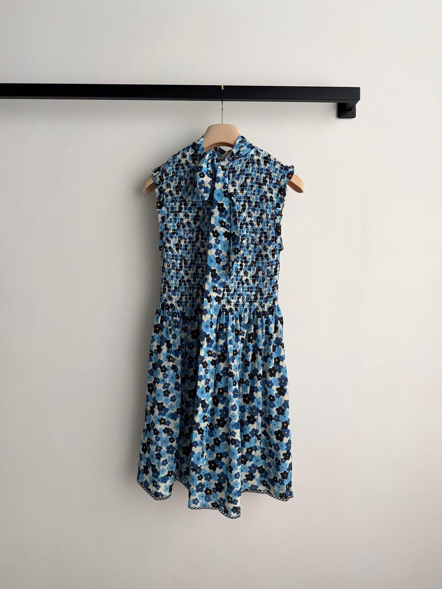 𝐌𝐢𝐮𝐌𝐢*26new🪄重磅桑蚕丝碎花丝带背心裙🩵🩵🌷定制碎花元素搭配背心无袖版型，上身纯欲风氛围感满满