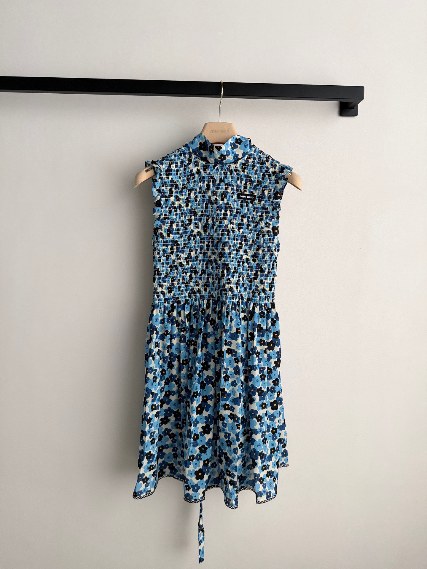 𝐌𝐢𝐮𝐌𝐢*26new🪄重磅桑蚕丝碎花丝带背心裙🩵🩵🌷定制碎花元素搭配背心无袖版型，上身纯欲风氛围感满满