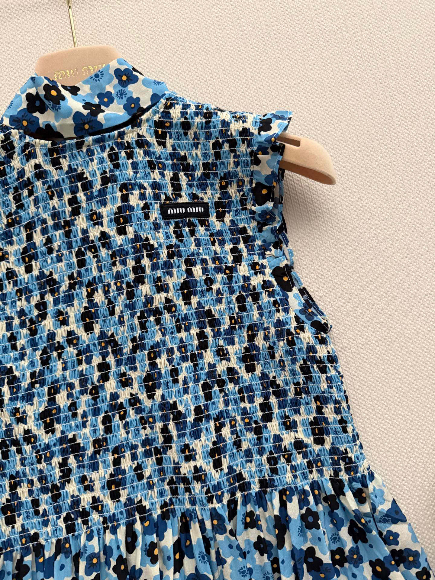 𝐌𝐢𝐮𝐌𝐢*26new🪄重磅桑蚕丝碎花丝带背心裙🩵🩵🌷定制碎花元素搭配背心无袖版型，上身纯欲风氛围感满满