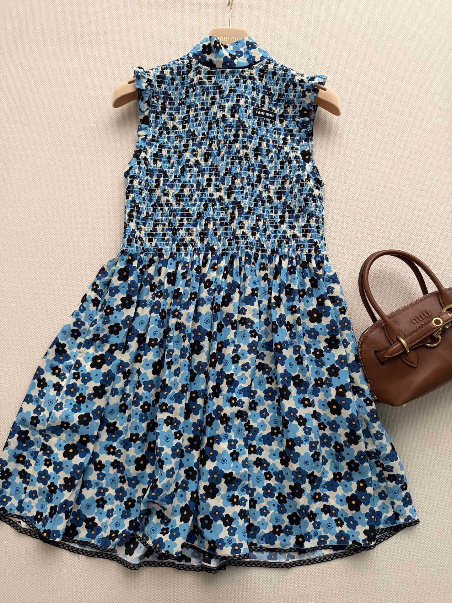 𝐌𝐢𝐮𝐌𝐢*26new🪄重磅桑蚕丝碎花丝带背心裙🩵🩵🌷定制碎花元素搭配背心无袖版型，上身纯欲风氛围感满满