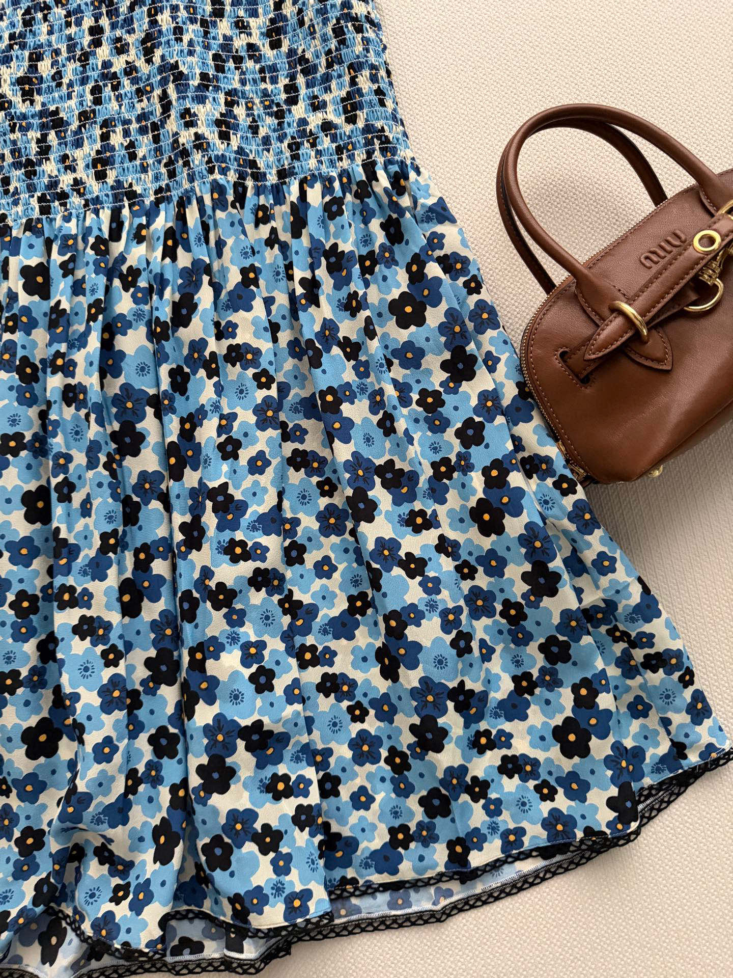 𝐌𝐢𝐮𝐌𝐢*26new🪄重磅桑蚕丝碎花丝带背心裙🩵🩵🌷定制碎花元素搭配背心无袖版型，上身纯欲风氛围感满满