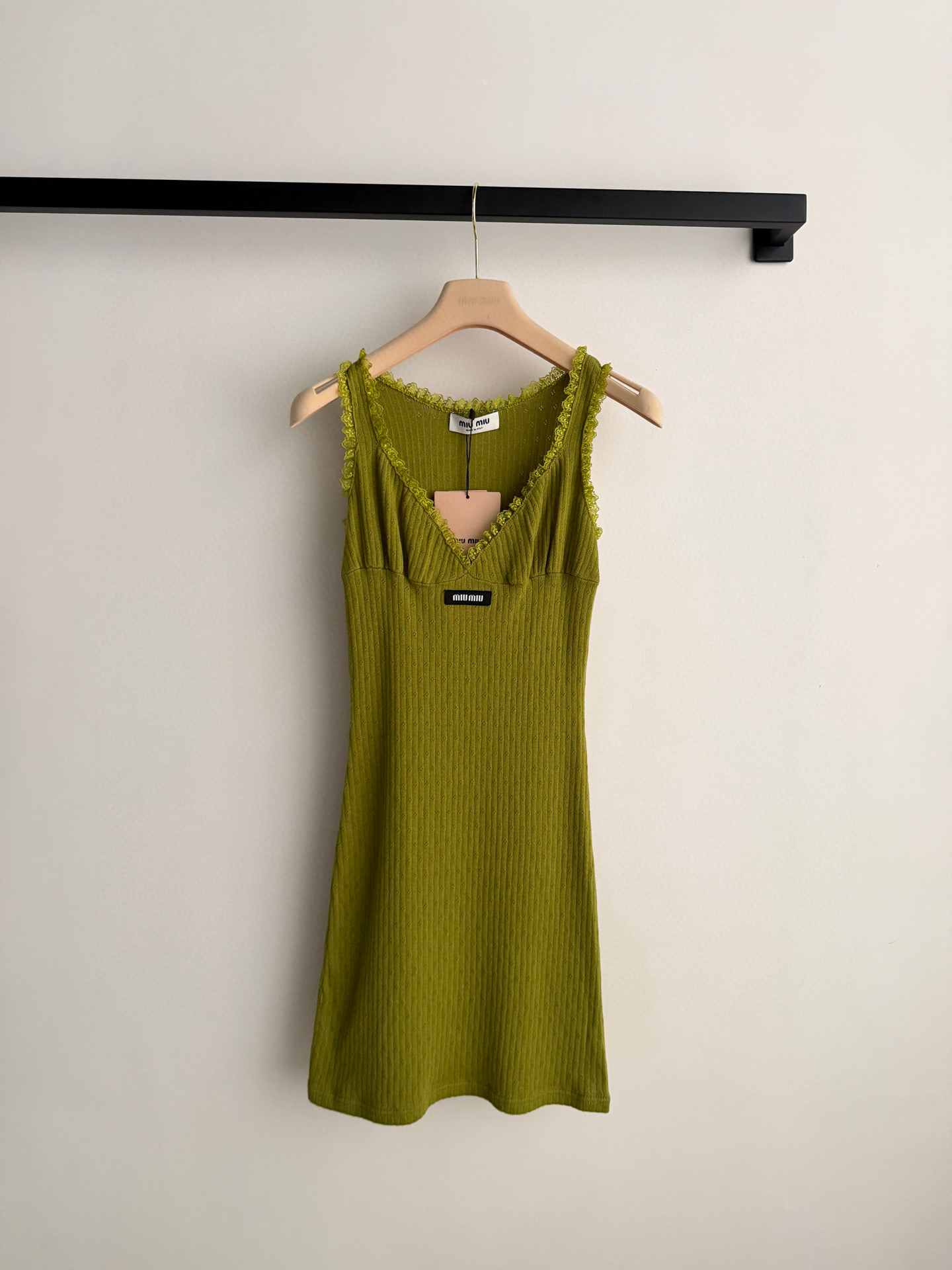 Miumi*🆕💚26ss春夏新款橄榄绿吊带裙，针织面料弹性好，贴身穿着超舒适！花边大U领设计，锁骨线条直