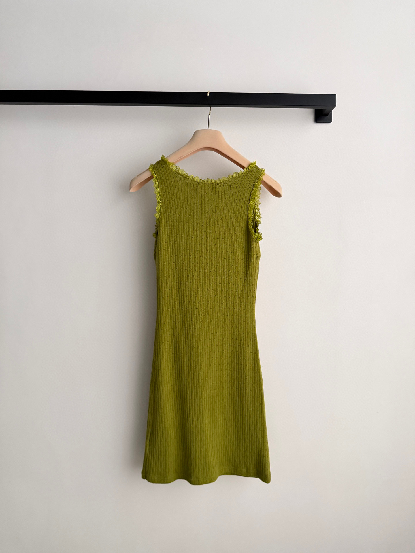 Miumi*🆕💚26ss春夏新款橄榄绿吊带裙，针织面料弹性好，贴身穿着超舒适！花边大U领设计，锁骨线条直