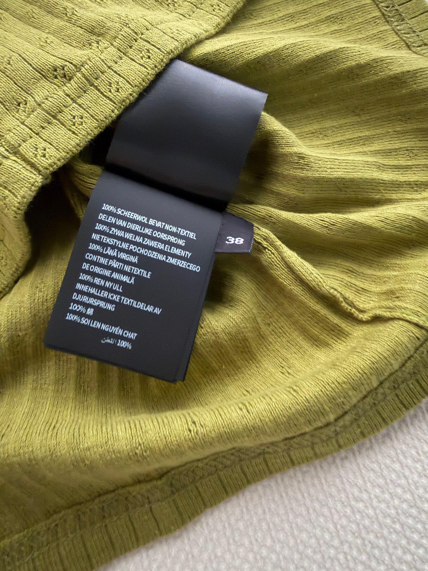 Miumi*🆕💚26ss春夏新款橄榄绿吊带裙，针织面料弹性好，贴身穿着超舒适！花边大U领设计，锁骨线条直