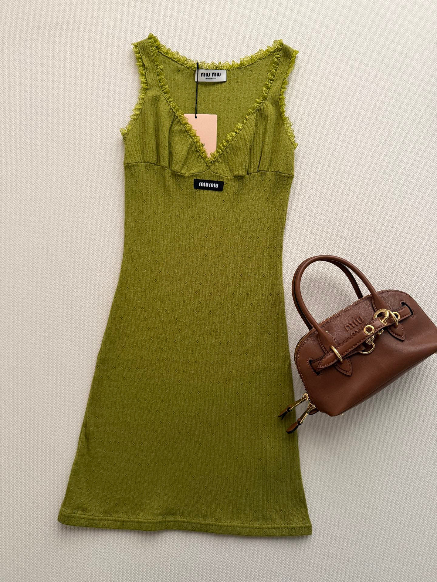 Miumi*🆕💚26ss春夏新款橄榄绿吊带裙，针织面料弹性好，贴身穿着超舒适！花边大U领设计，锁骨线条直
