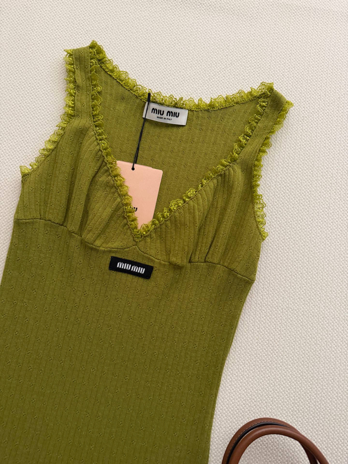 Miumi*🆕💚26ss春夏新款橄榄绿吊带裙，针织面料弹性好，贴身穿着超舒适！花边大U领设计，锁骨线条直