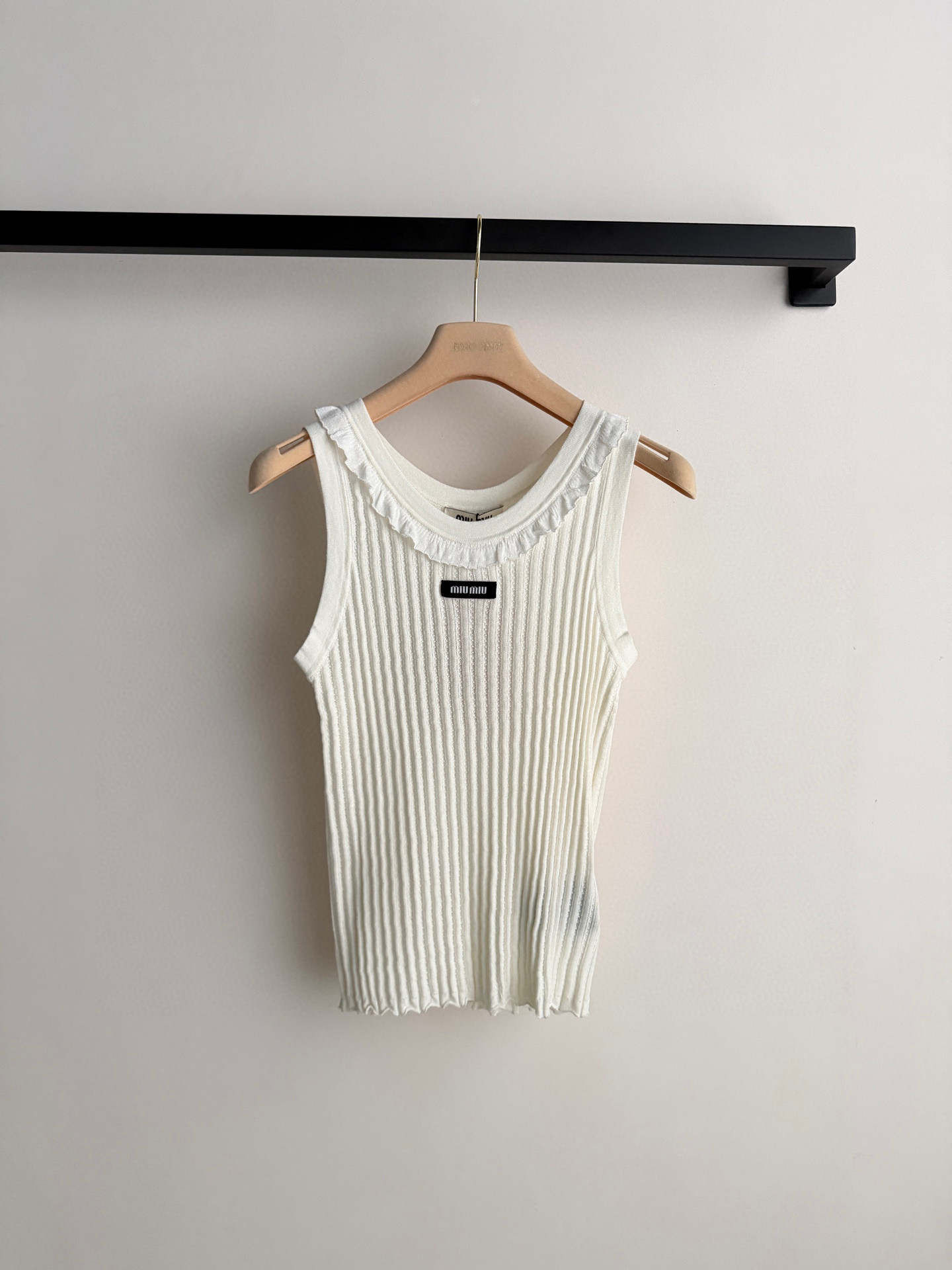 Miumi*🆕💚26ss春夏新款背心，针织面料弹性好，贴身穿着超舒适！花边大U领设计，锁骨线条直接拉满，