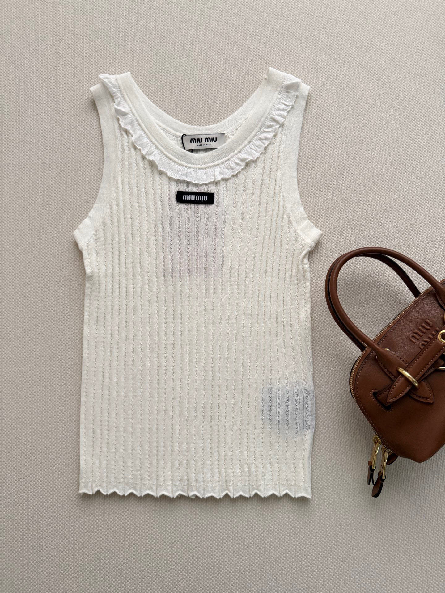 Miumi*🆕💚26ss春夏新款背心，针织面料弹性好，贴身穿着超舒适！花边大U领设计，锁骨线条直接拉满，