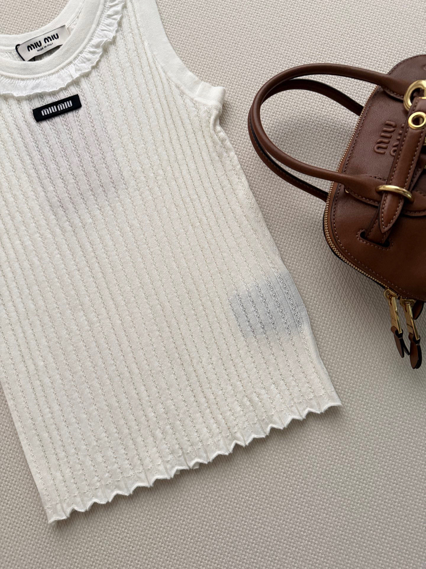 Miumi*🆕💚26ss春夏新款背心，针织面料弹性好，贴身穿着超舒适！花边大U领设计，锁骨线条直接拉满，