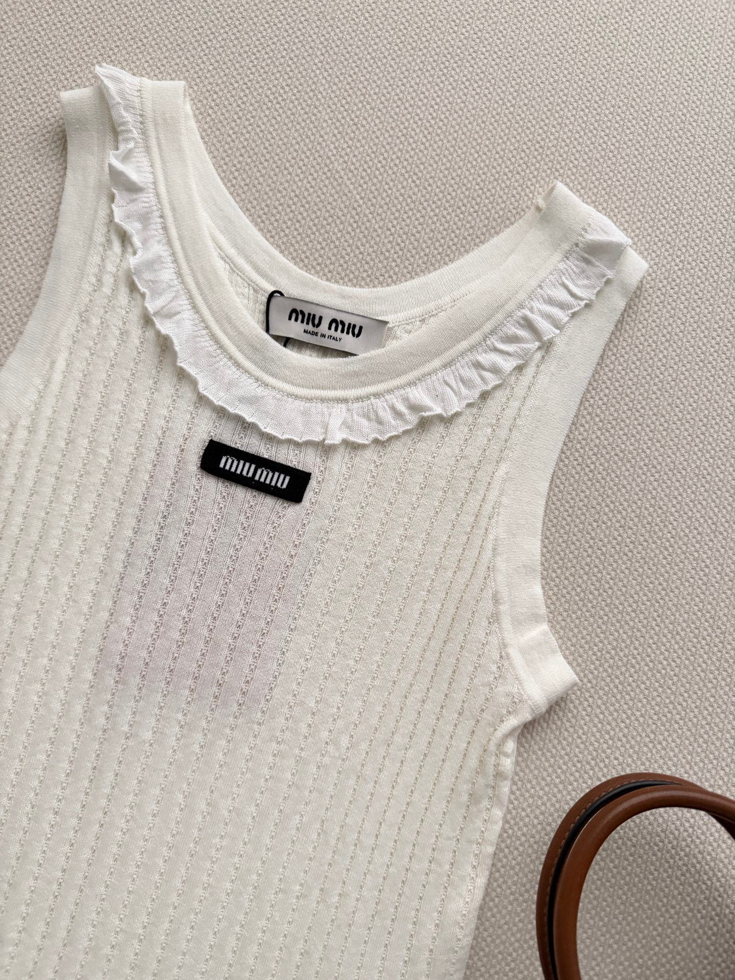 Miumi*🆕💚26ss春夏新款背心，针织面料弹性好，贴身穿着超舒适！花边大U领设计，锁骨线条直接拉满，