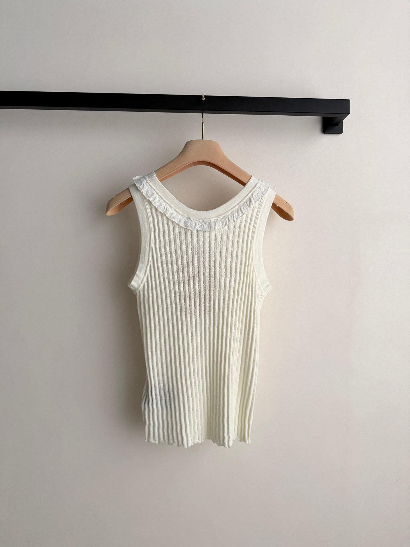 Miumi*🆕💚26ss春夏新款背心，针织面料弹性好，贴身穿着超舒适！花边大U领设计，锁骨线条直接拉满，