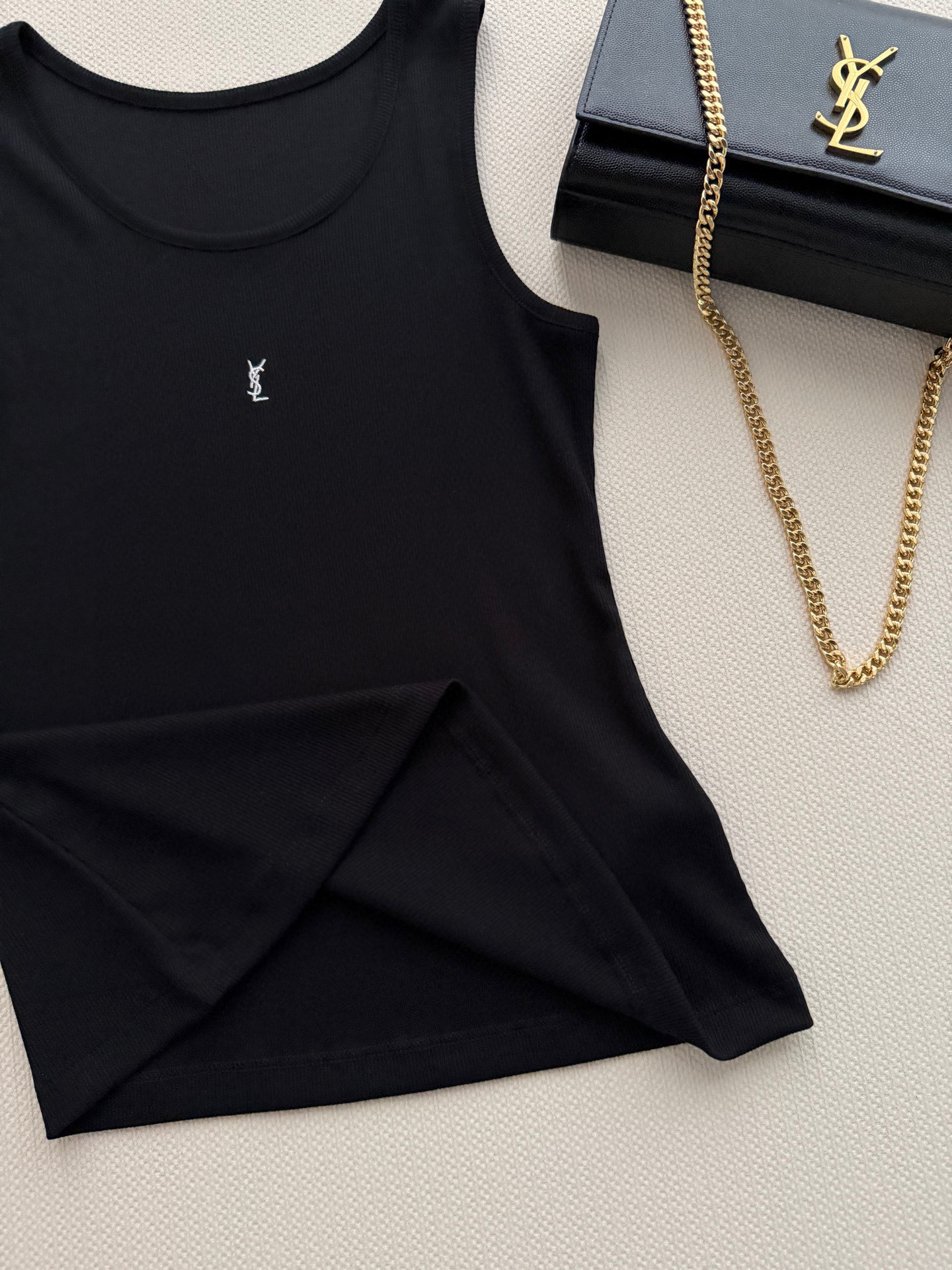 SaintLauren*🆕Cassandre系列背心，采用柔软棉质面料，贴身舒适，春夏穿超合适！胸前YS