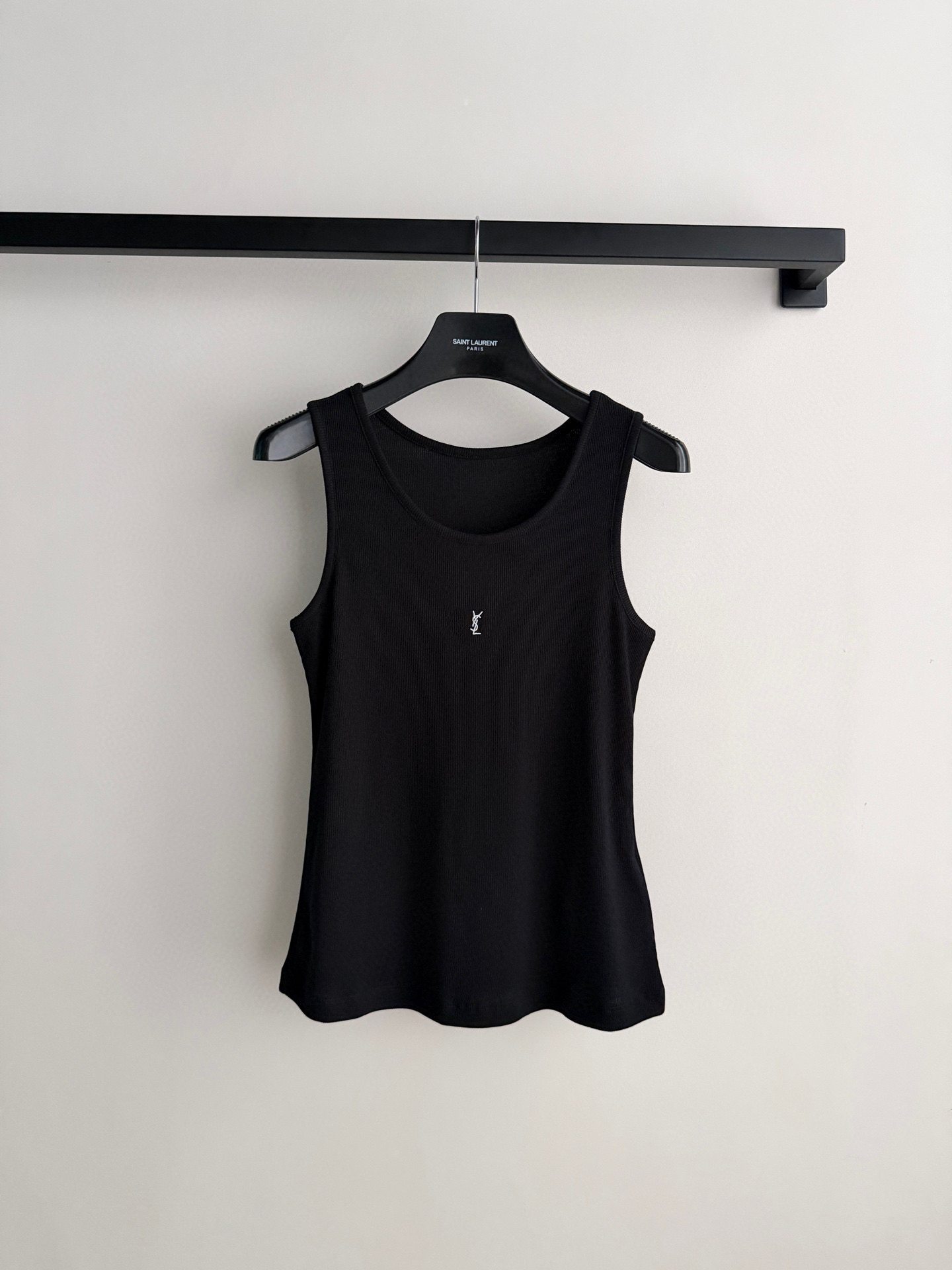 SaintLauren*🆕Cassandre系列背心，采用柔软棉质面料，贴身舒适，春夏穿超合适！胸前YS