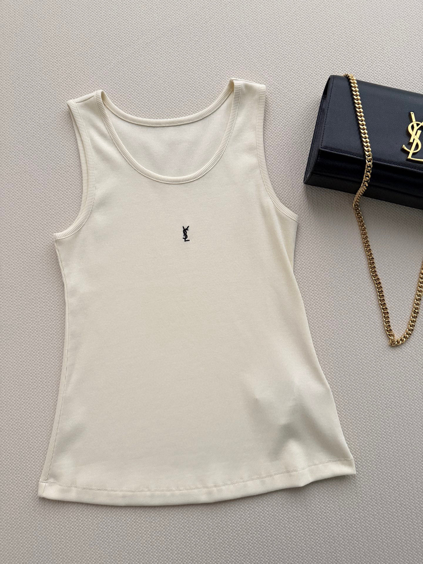 SaintLauren*🆕Cassandre系列背心，采用柔软棉质面料，贴身舒适，春夏穿超合适！胸前YS