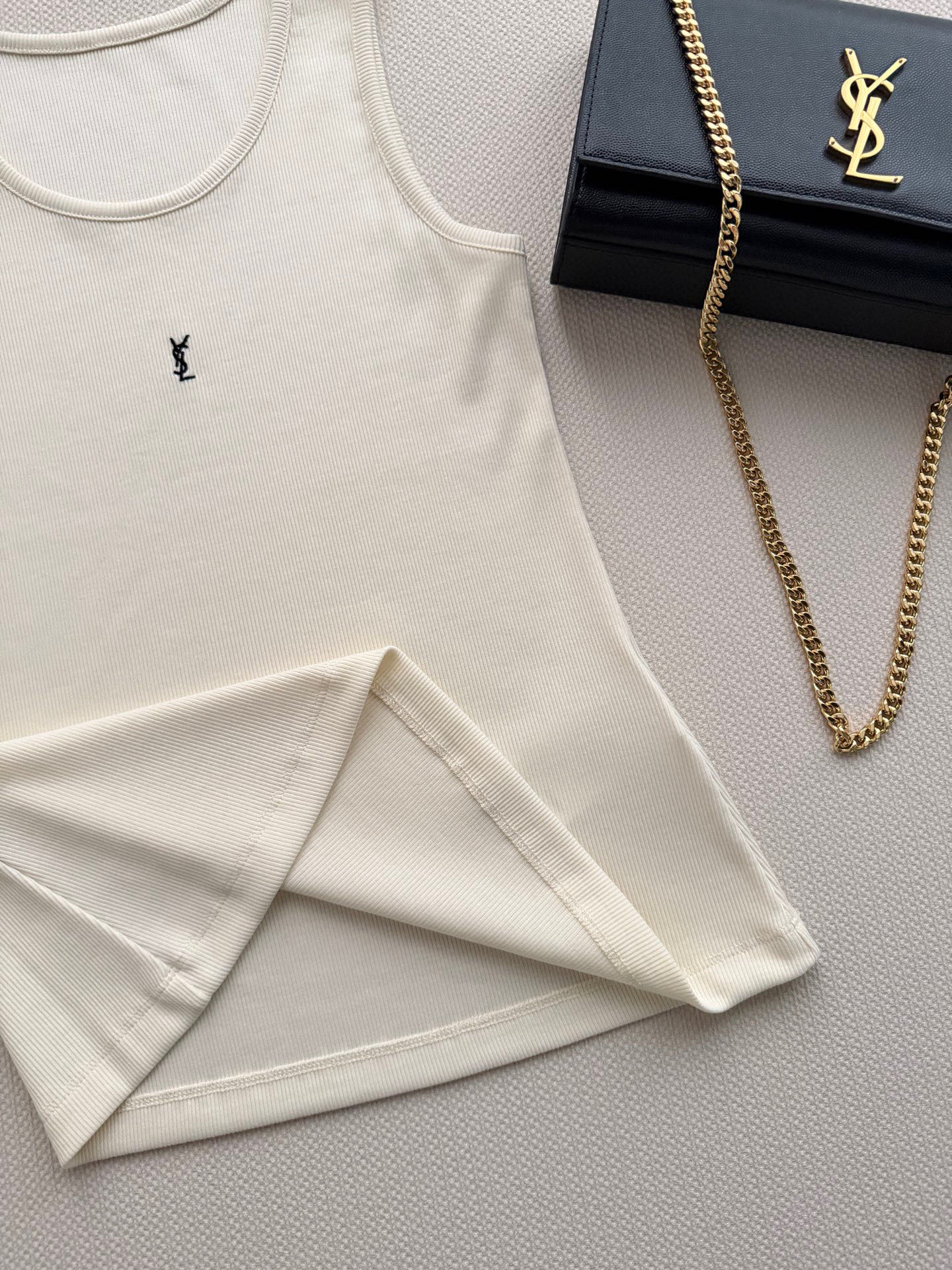 SaintLauren*🆕Cassandre系列背心，采用柔软棉质面料，贴身舒适，春夏穿超合适！胸前YS