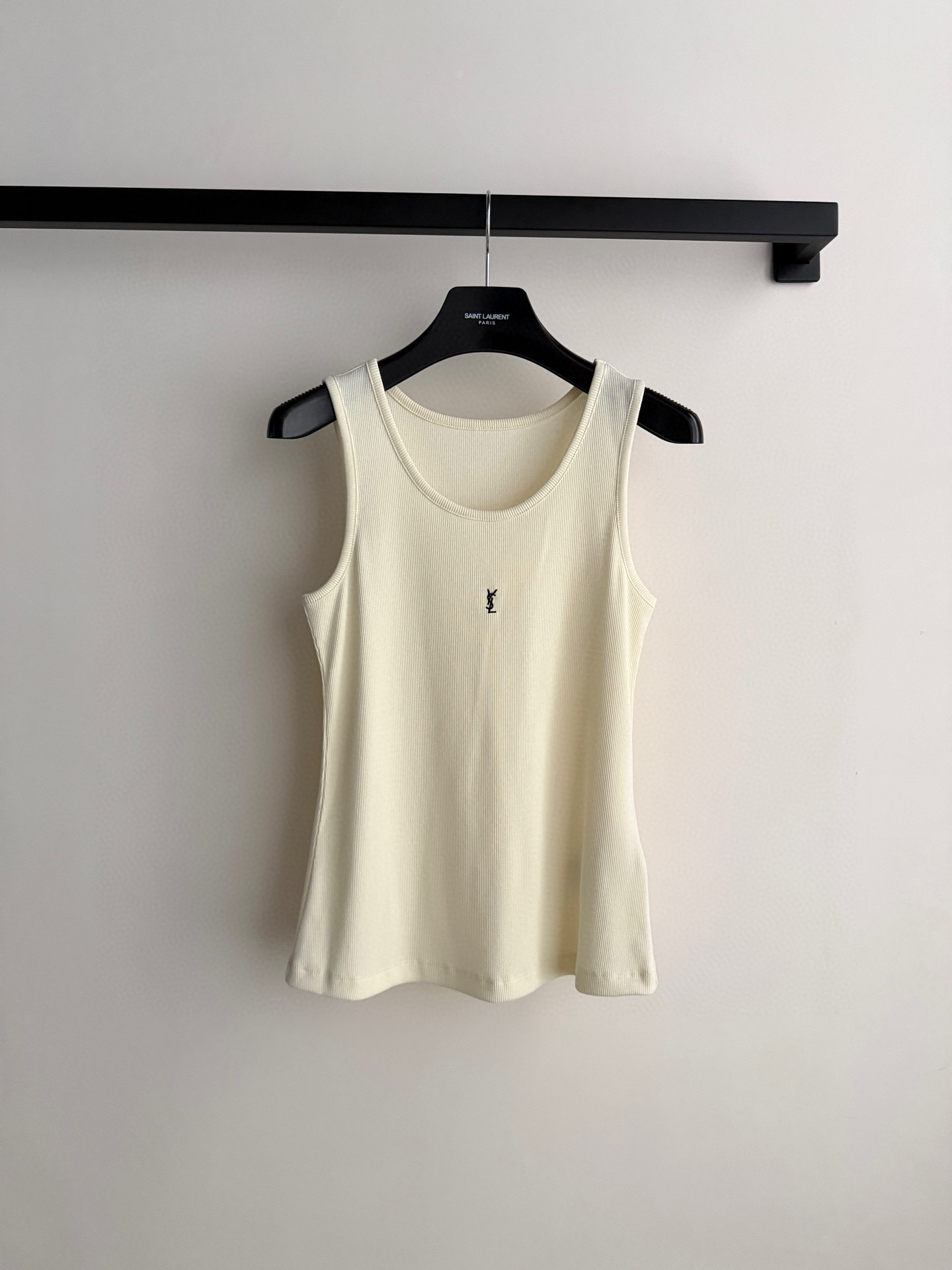 SaintLauren*🆕Cassandre系列背心，采用柔软棉质面料，贴身舒适，春夏穿超合适！胸前YS