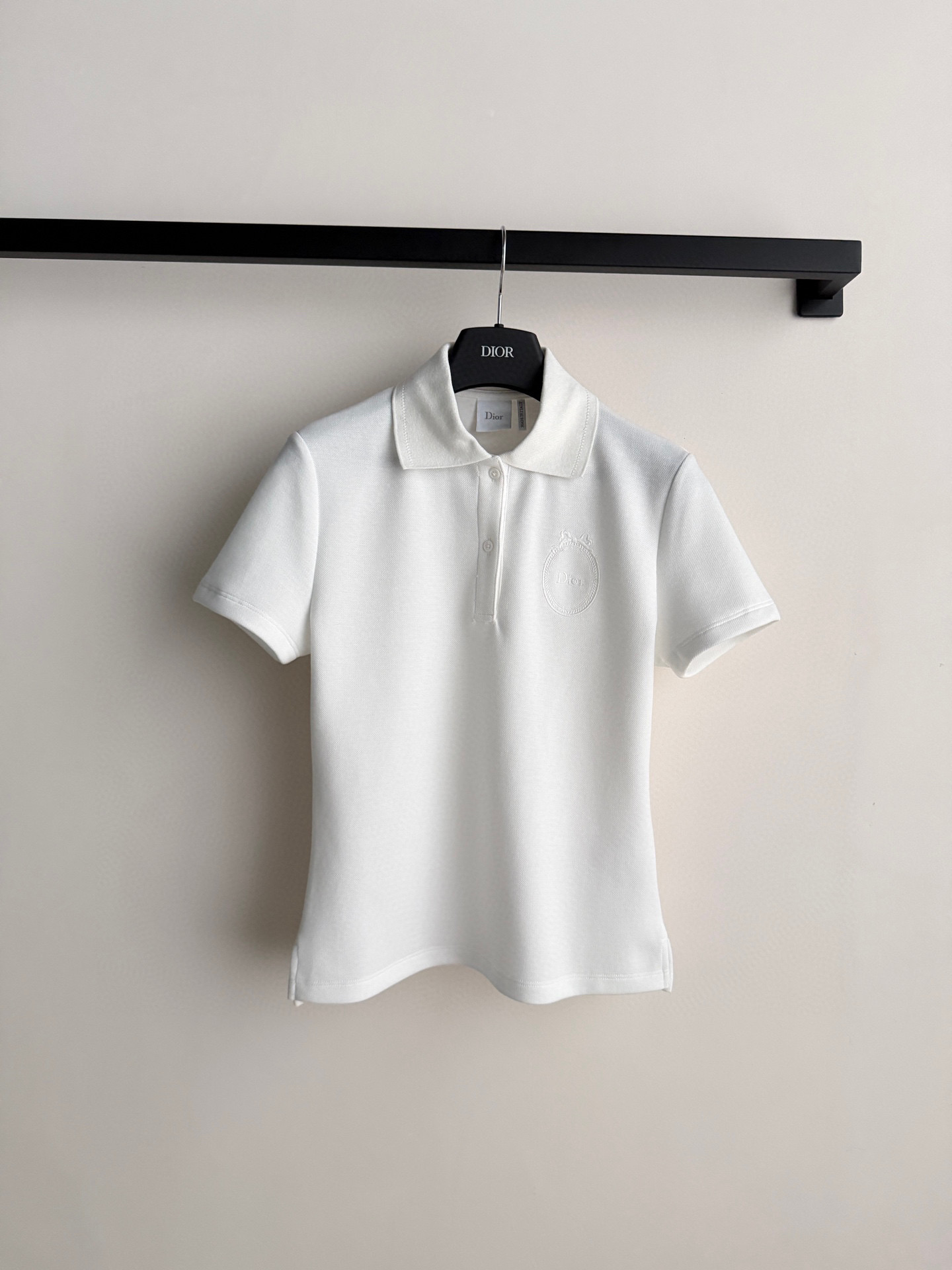 Dio*🆕这款 Polo 衫突显同色调 Dior Médaillon 标志刺绣，呼应 Dior 沙龙十八