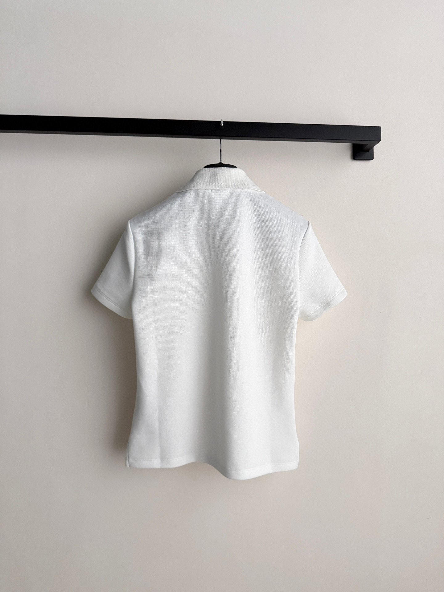 Dio*🆕这款 Polo 衫突显同色调 Dior Médaillon 标志刺绣，呼应 Dior 沙龙十八