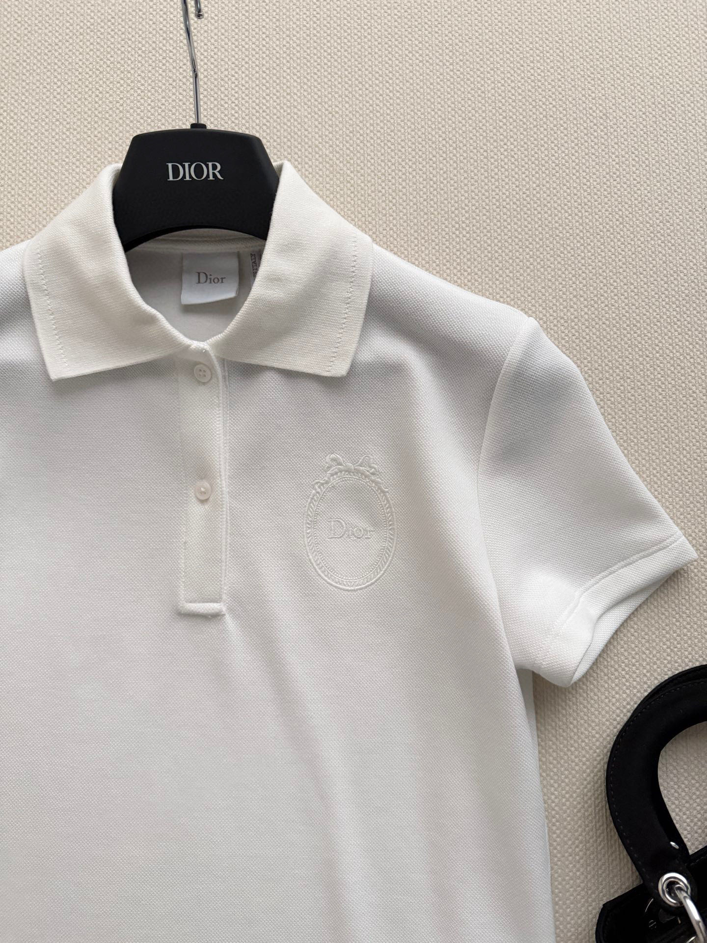 Dio*🆕这款 Polo 衫突显同色调 Dior Médaillon 标志刺绣，呼应 Dior 沙龙十八
