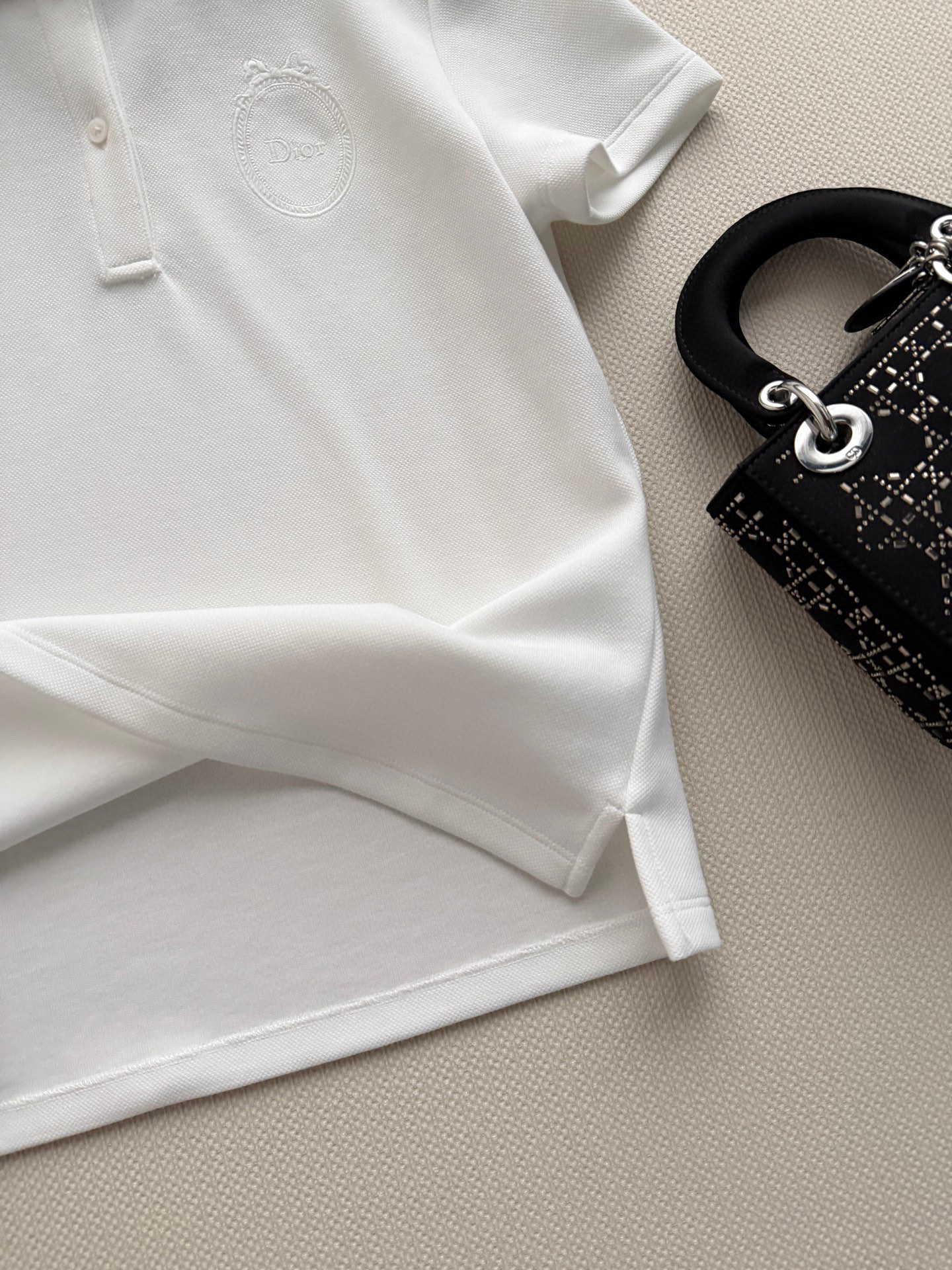 Dio*🆕这款 Polo 衫突显同色调 Dior Médaillon 标志刺绣，呼应 Dior 沙龙十八