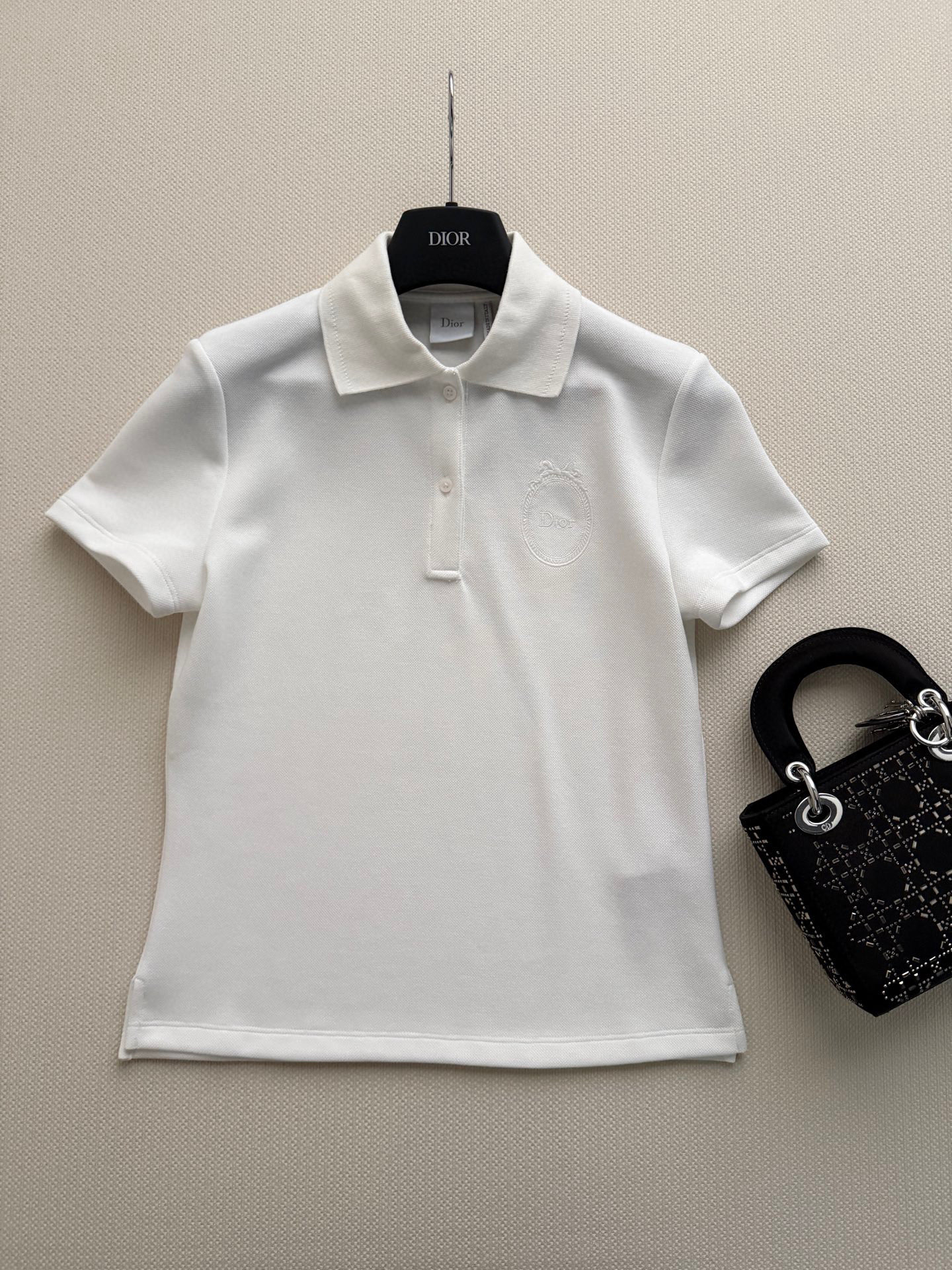 Dio*🆕这款 Polo 衫突显同色调 Dior Médaillon 标志刺绣，呼应 Dior 沙龙十八