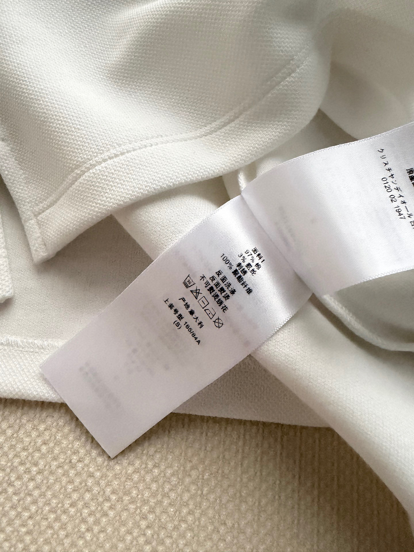 Dio*🆕这款 Polo 衫突显同色调 Dior Médaillon 标志刺绣，呼应 Dior 沙龙十八