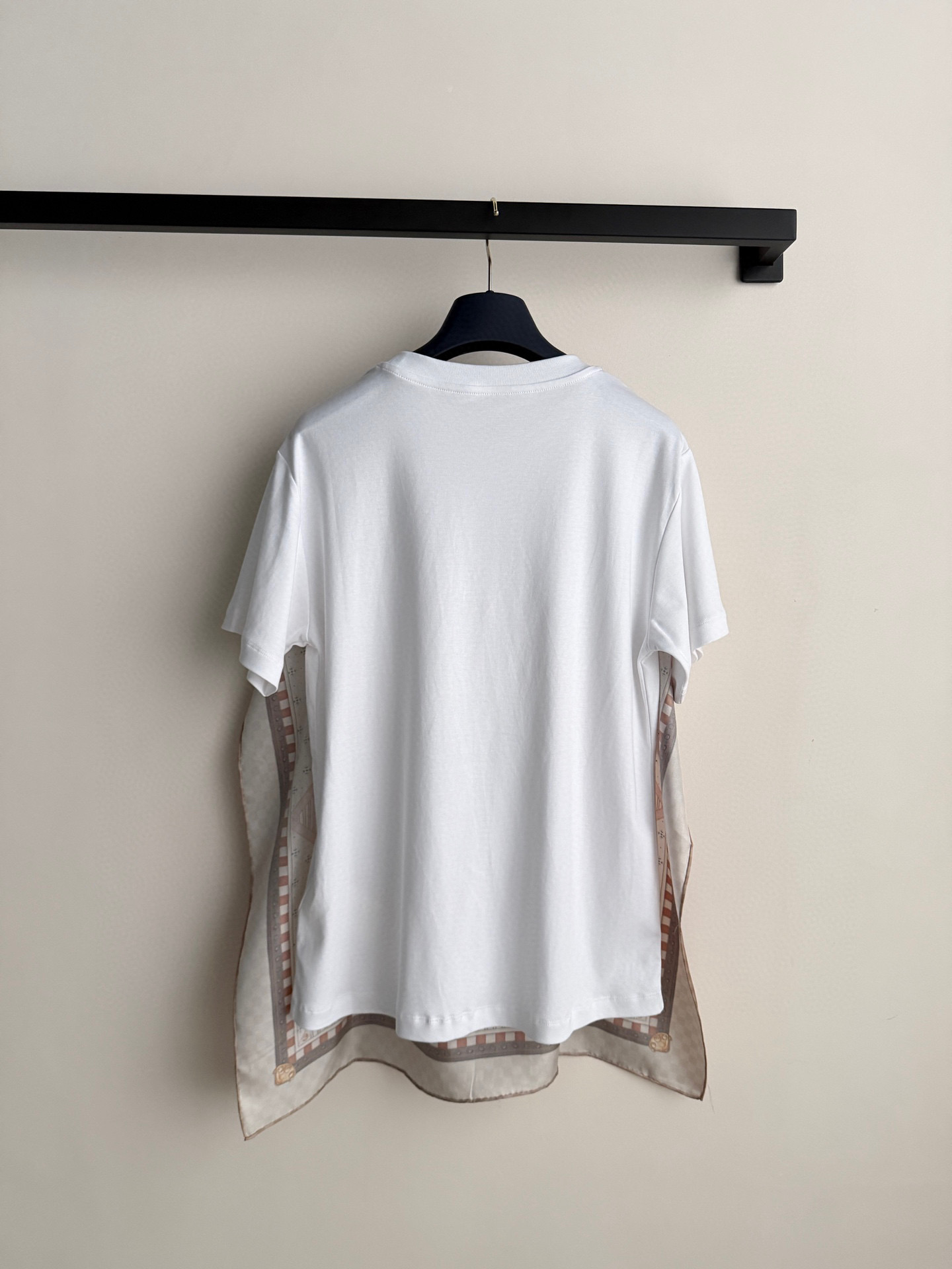 LouisVuitto*🆕新款，真丝拼接棉T，白色棉质面料+粉色方巾拼接，复古又现代！方巾采用经典Mon