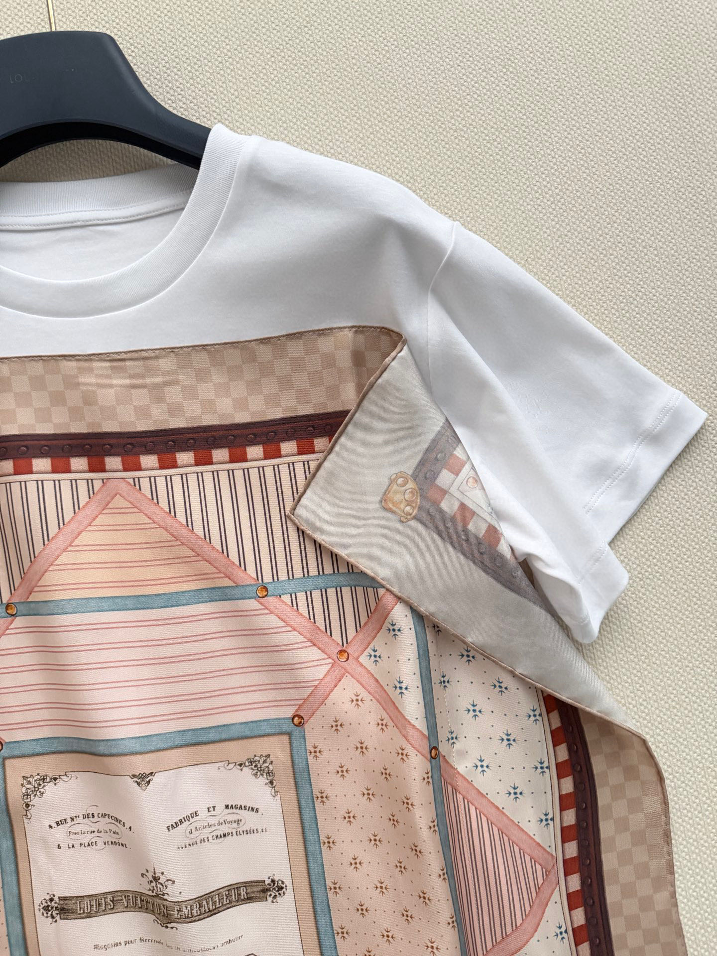 LouisVuitto*🆕新款，真丝拼接棉T，白色棉质面料+粉色方巾拼接，复古又现代！方巾采用经典Mon