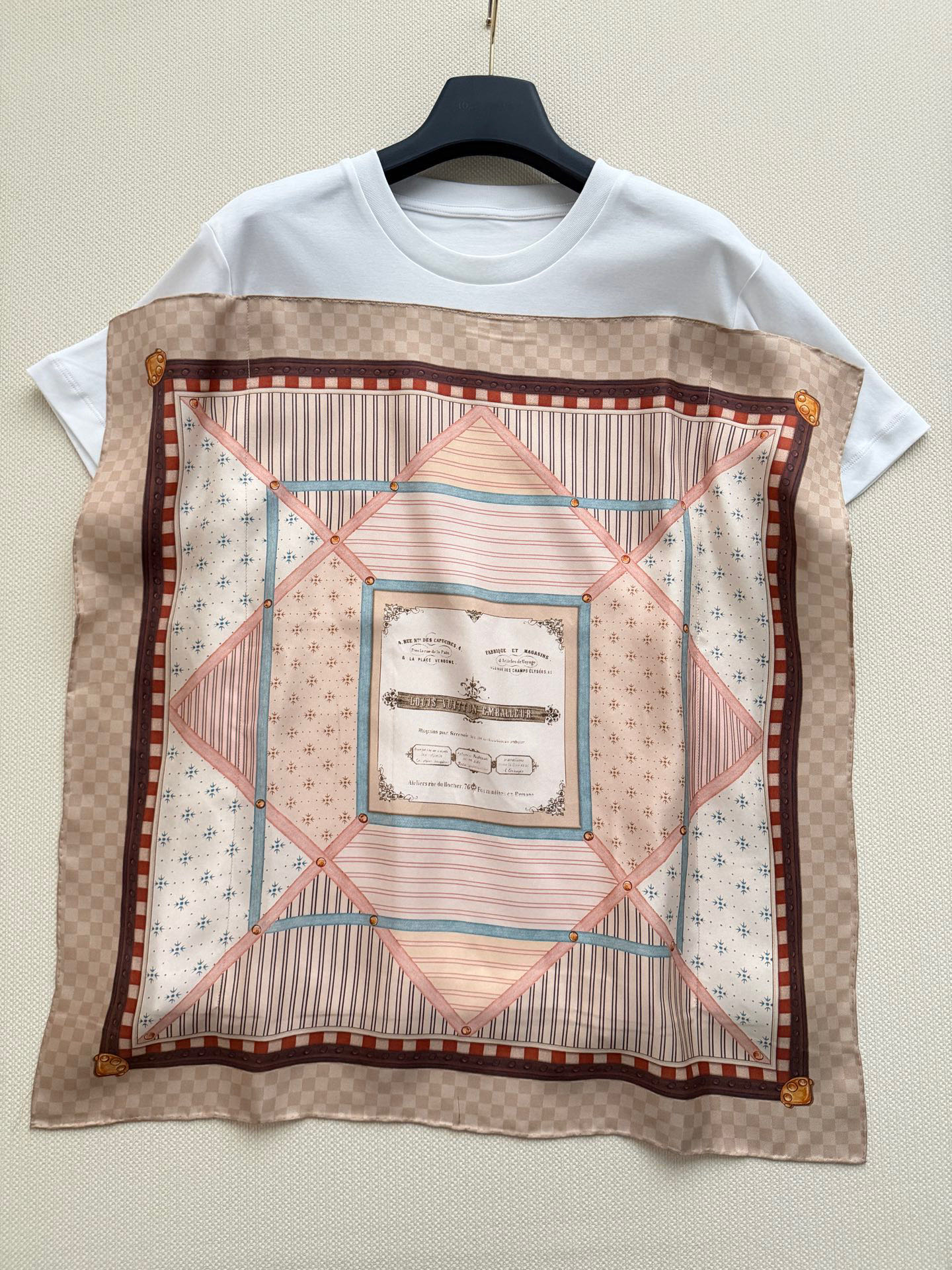 LouisVuitto*🆕新款，真丝拼接棉T，白色棉质面料+粉色方巾拼接，复古又现代！方巾采用经典Mon