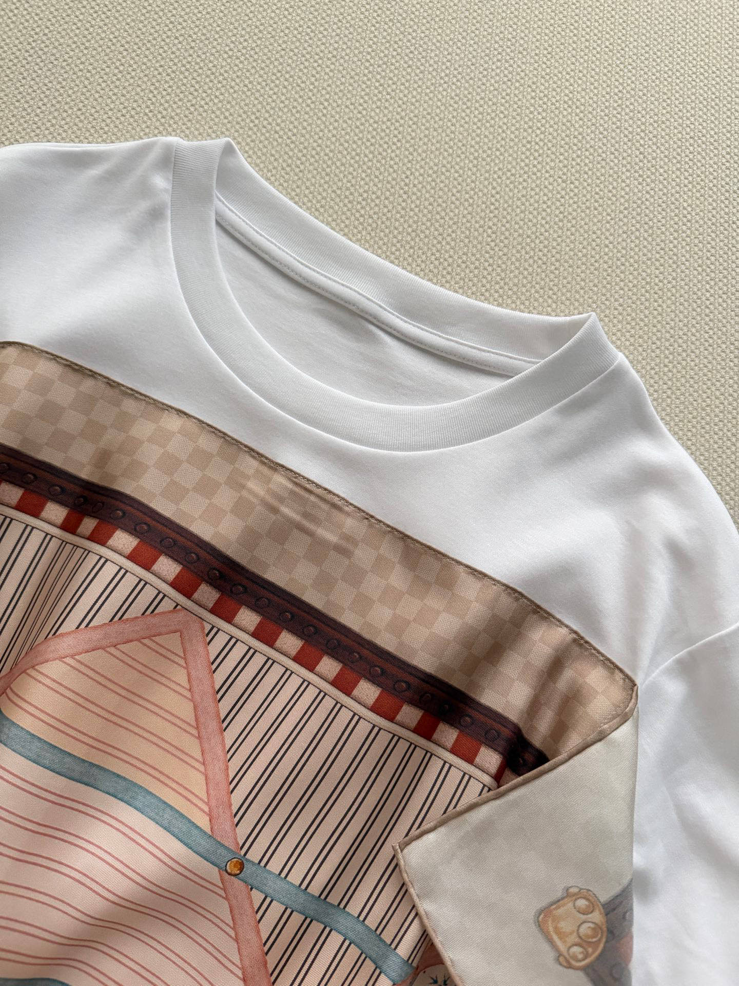 LouisVuitto*🆕新款，真丝拼接棉T，白色棉质面料+粉色方巾拼接，复古又现代！方巾采用经典Mon