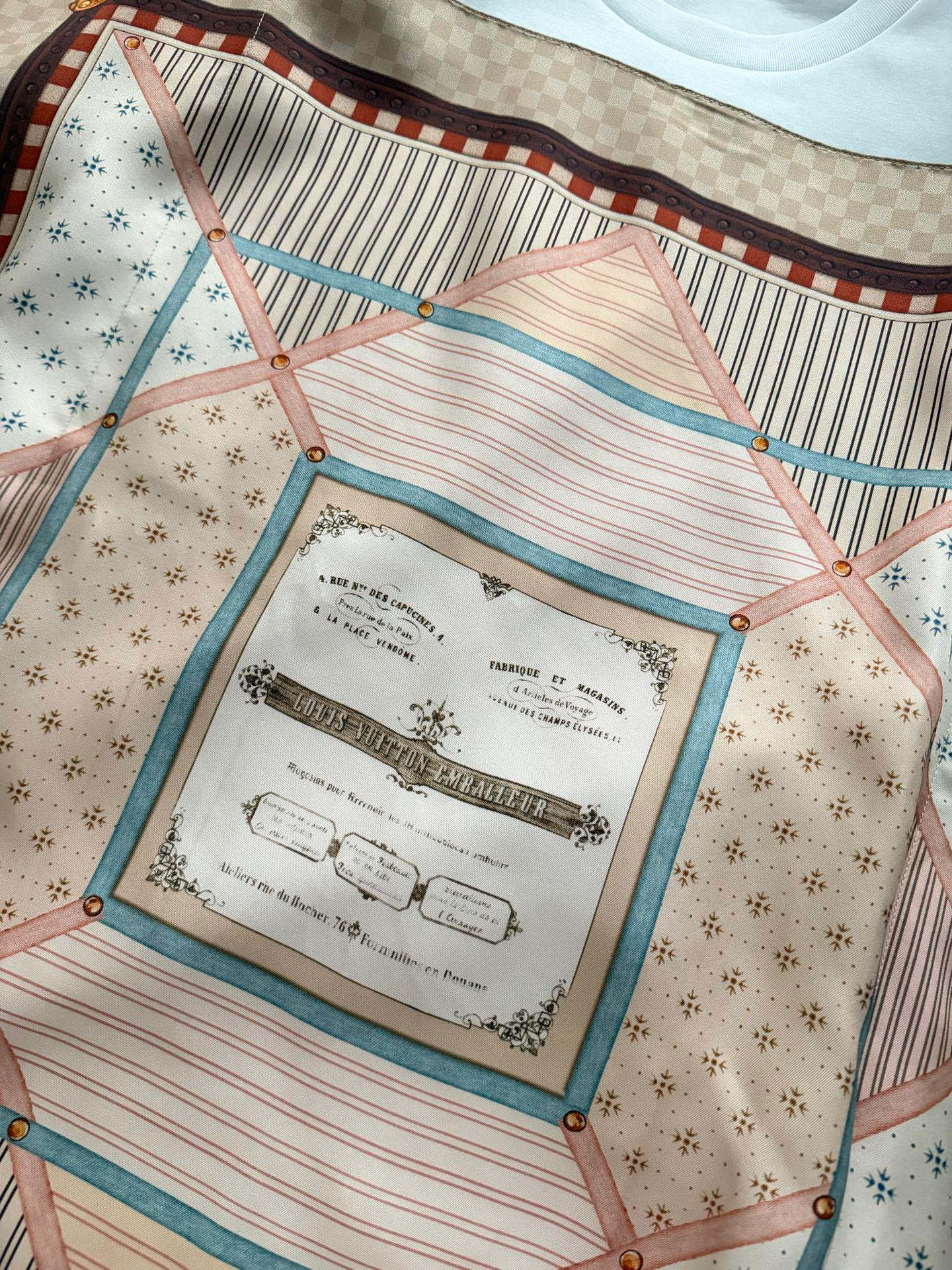 LouisVuitto*🆕新款，真丝拼接棉T，白色棉质面料+粉色方巾拼接，复古又现代！方巾采用经典Mon