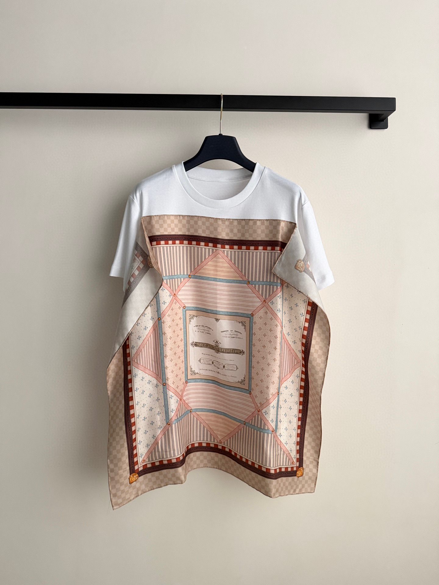 LouisVuitto*🆕新款，真丝拼接棉T，白色棉质面料+粉色方巾拼接，复古又现代！方巾采用经典Mon