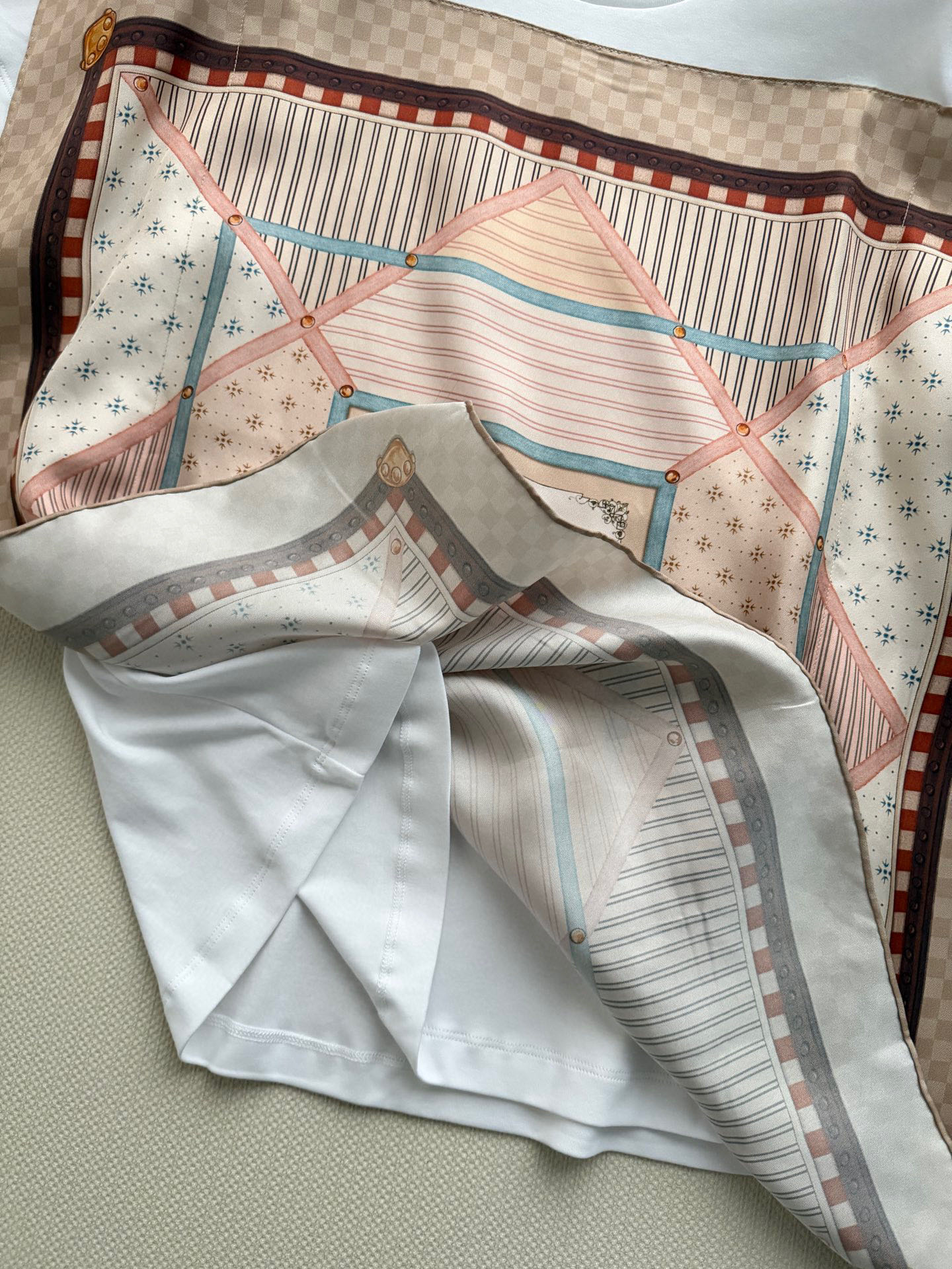 LouisVuitto*🆕新款，真丝拼接棉T，白色棉质面料+粉色方巾拼接，复古又现代！方巾采用经典Mon