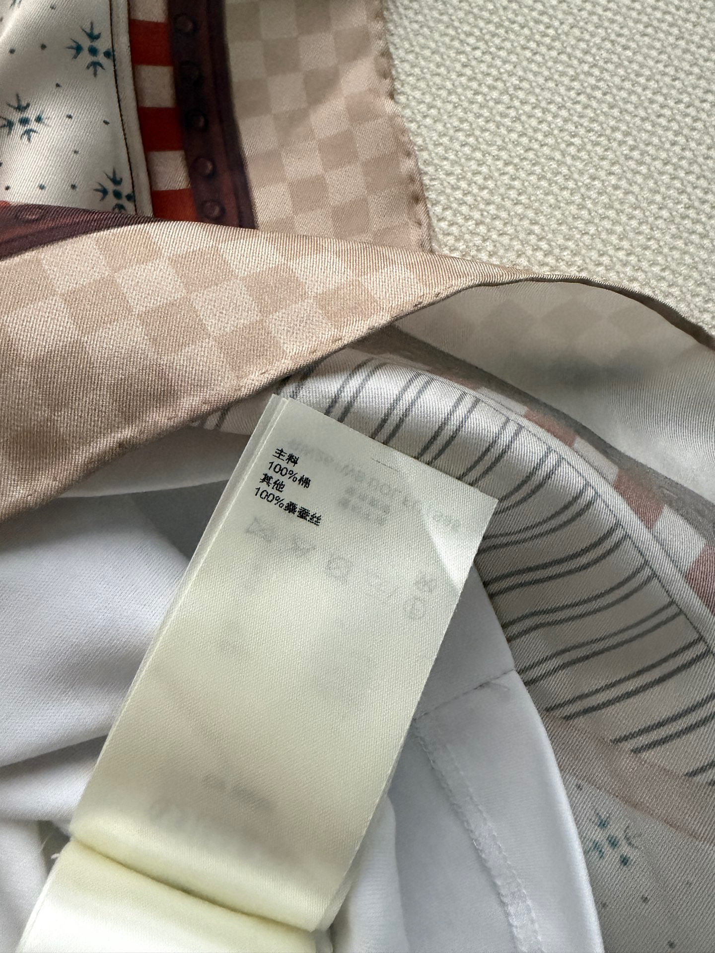 LouisVuitto*🆕新款，真丝拼接棉T，白色棉质面料+粉色方巾拼接，复古又现代！方巾采用经典Mon