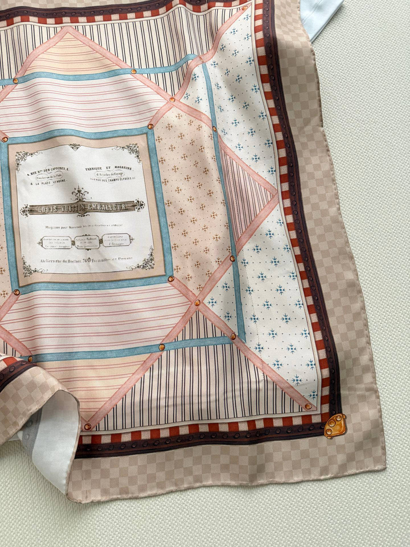 LouisVuitto*🆕新款，真丝拼接棉T，白色棉质面料+粉色方巾拼接，复古又现代！方巾采用经典Mon