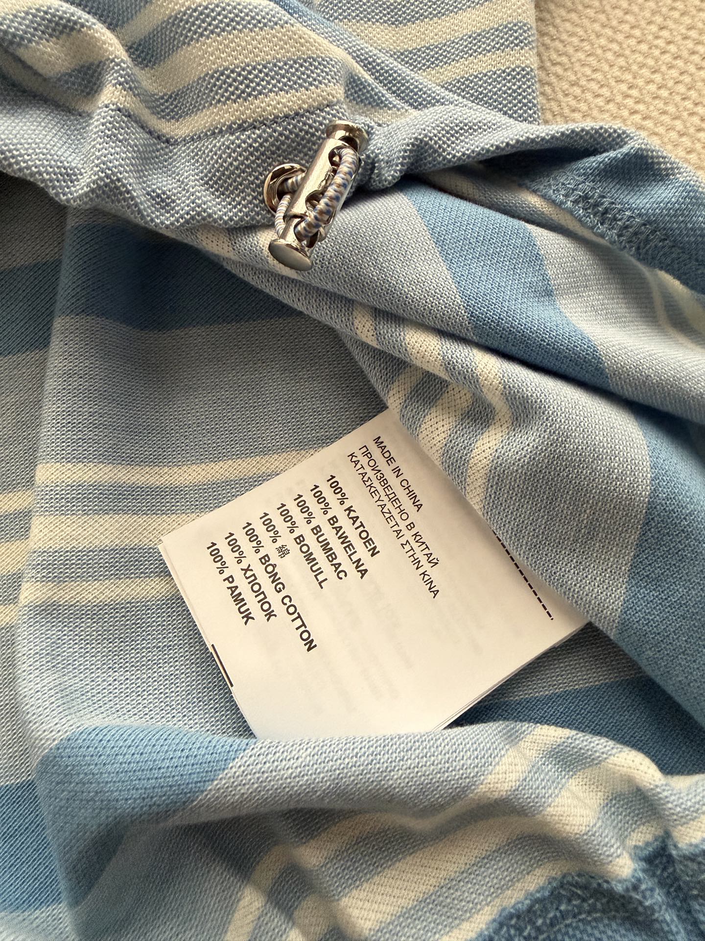 PRAD*🆕蓝白条纹抽绳收腰Polo衫清爽治愈的蓝白条纹，把夏日海风穿在身上✨经典Polo领自带学院感，