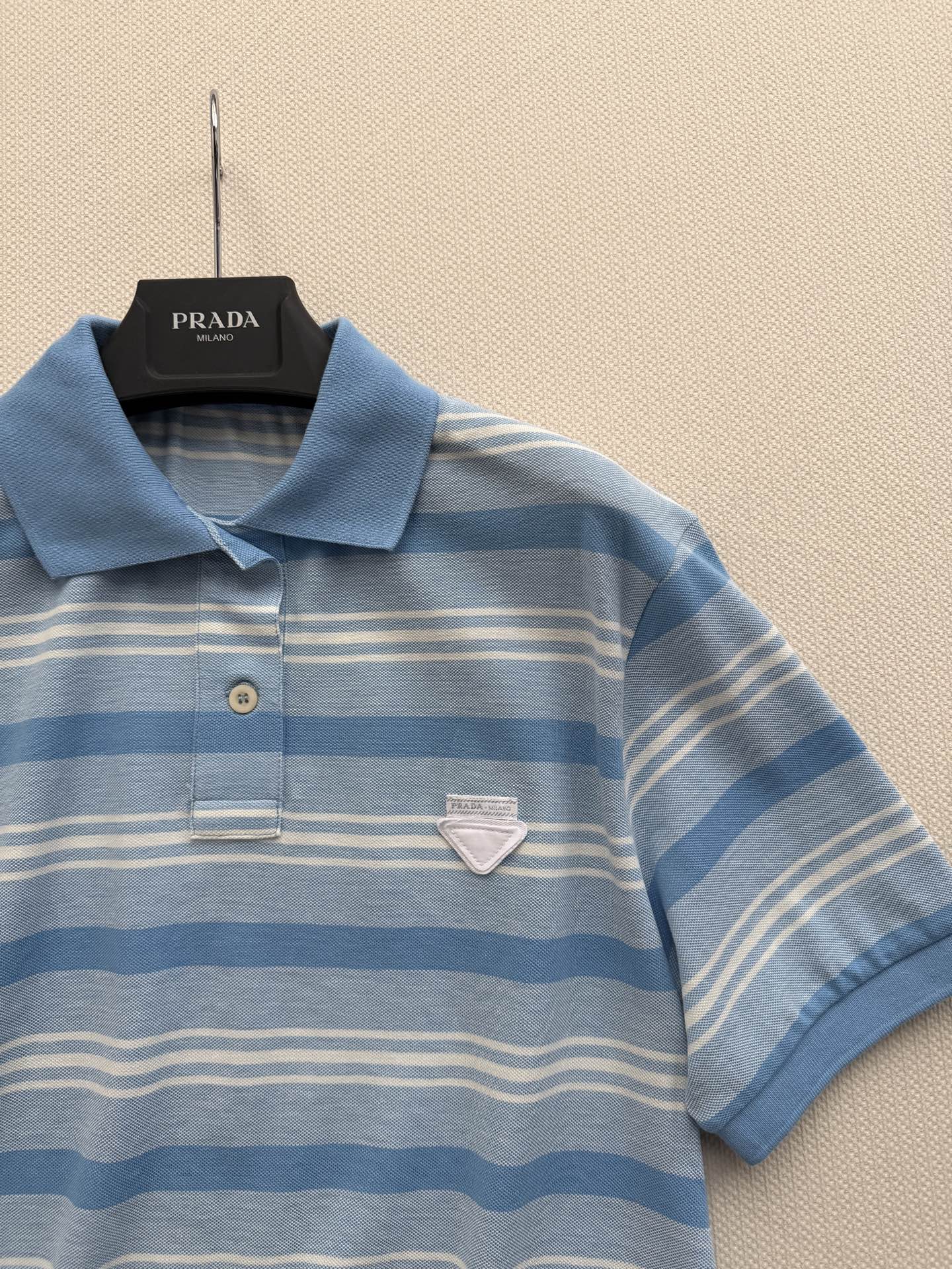 PRAD*🆕蓝白条纹抽绳收腰Polo衫清爽治愈的蓝白条纹，把夏日海风穿在身上✨经典Polo领自带学院感，