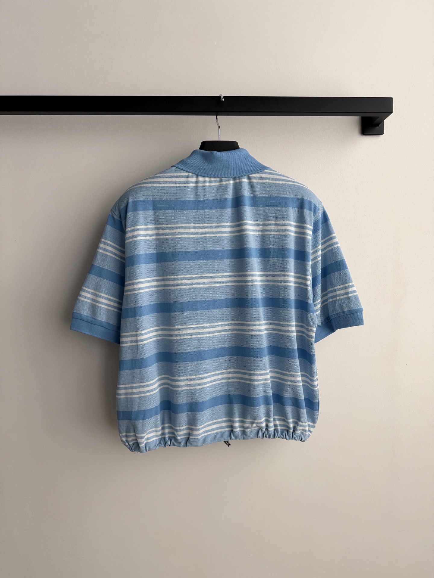 PRAD*🆕蓝白条纹抽绳收腰Polo衫清爽治愈的蓝白条纹，把夏日海风穿在身上✨经典Polo领自带学院感，