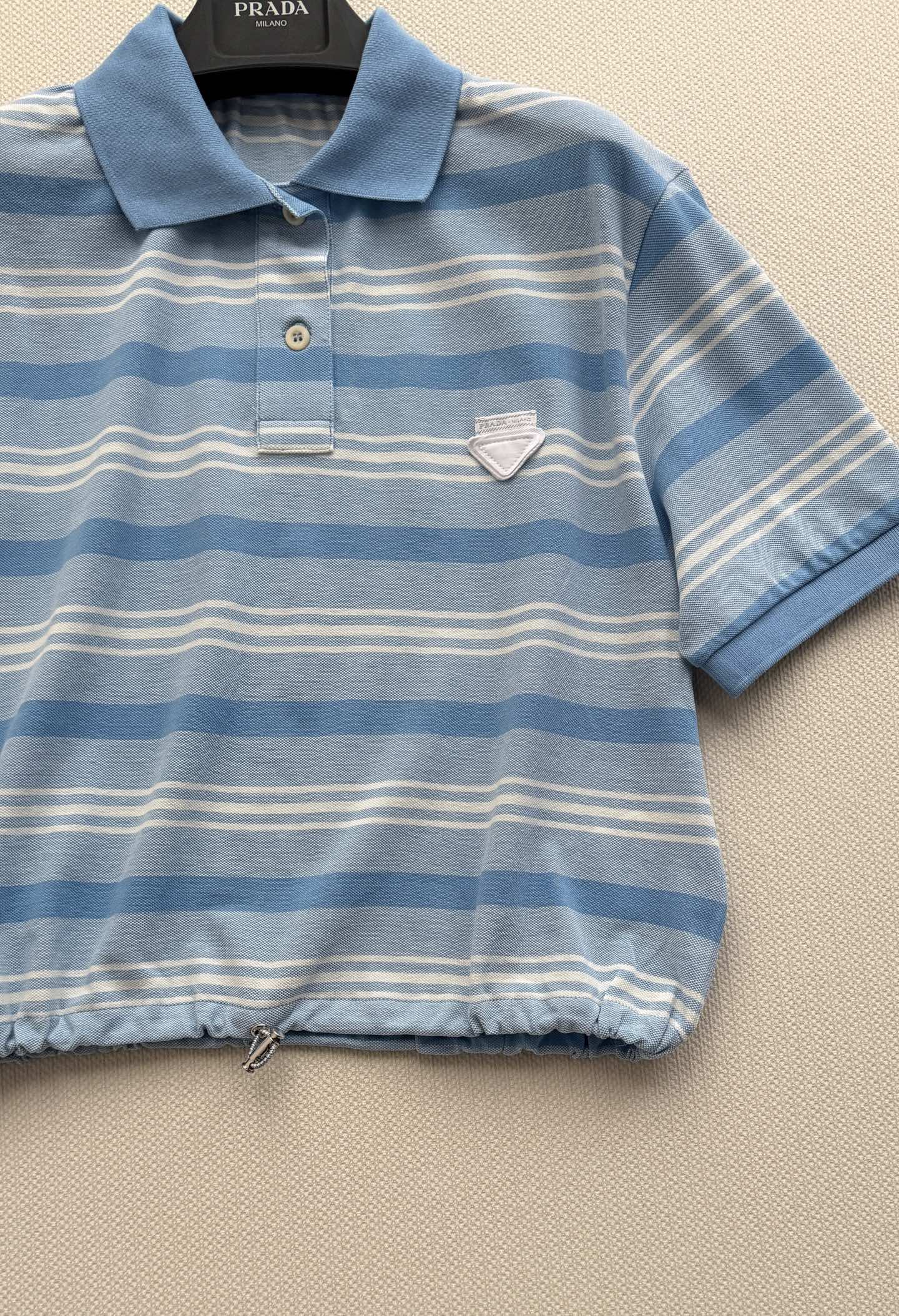 PRAD*🆕蓝白条纹抽绳收腰Polo衫清爽治愈的蓝白条纹，把夏日海风穿在身上✨经典Polo领自带学院感，