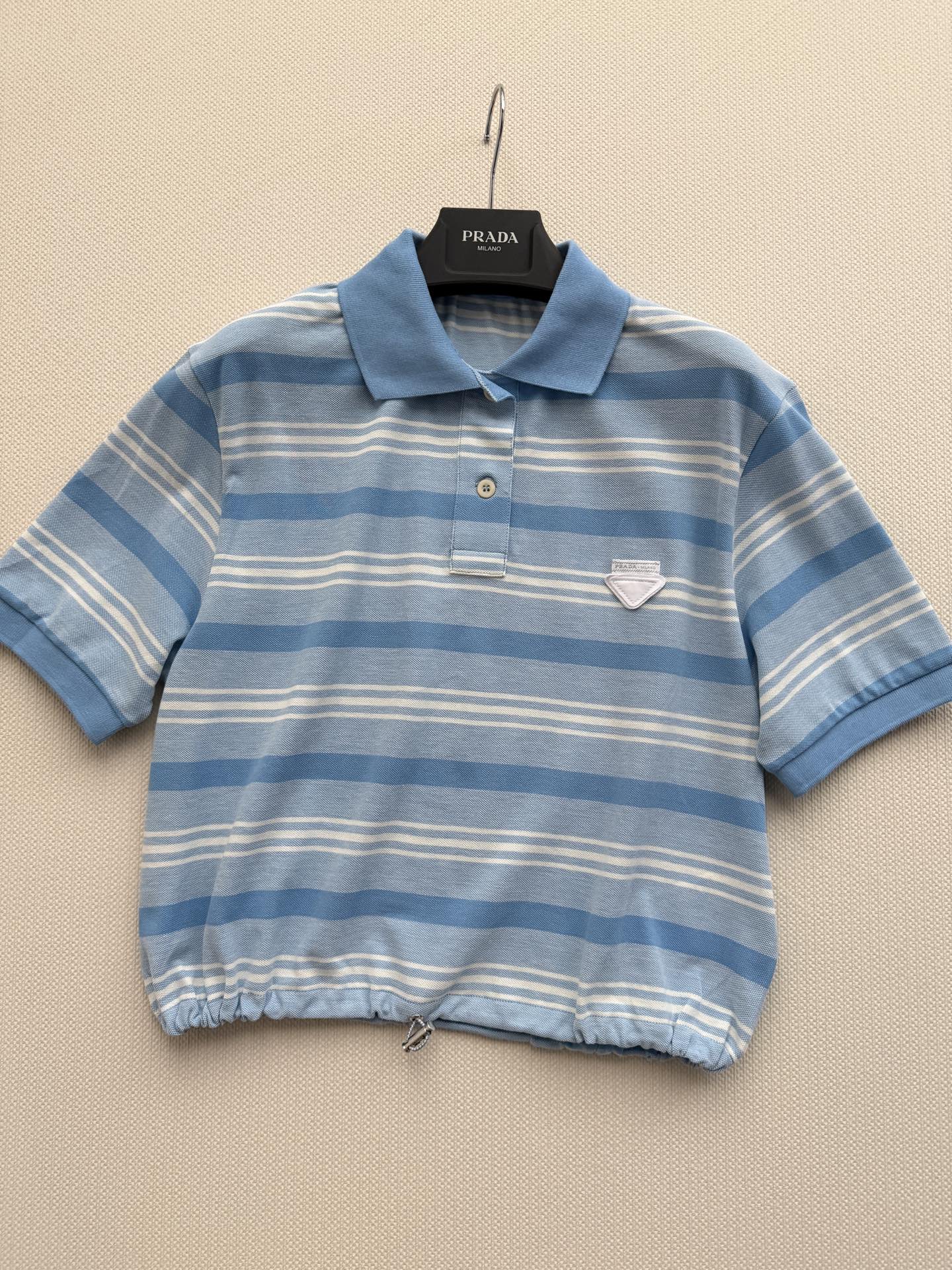 PRAD*🆕蓝白条纹抽绳收腰Polo衫清爽治愈的蓝白条纹，把夏日海风穿在身上✨经典Polo领自带学院感，