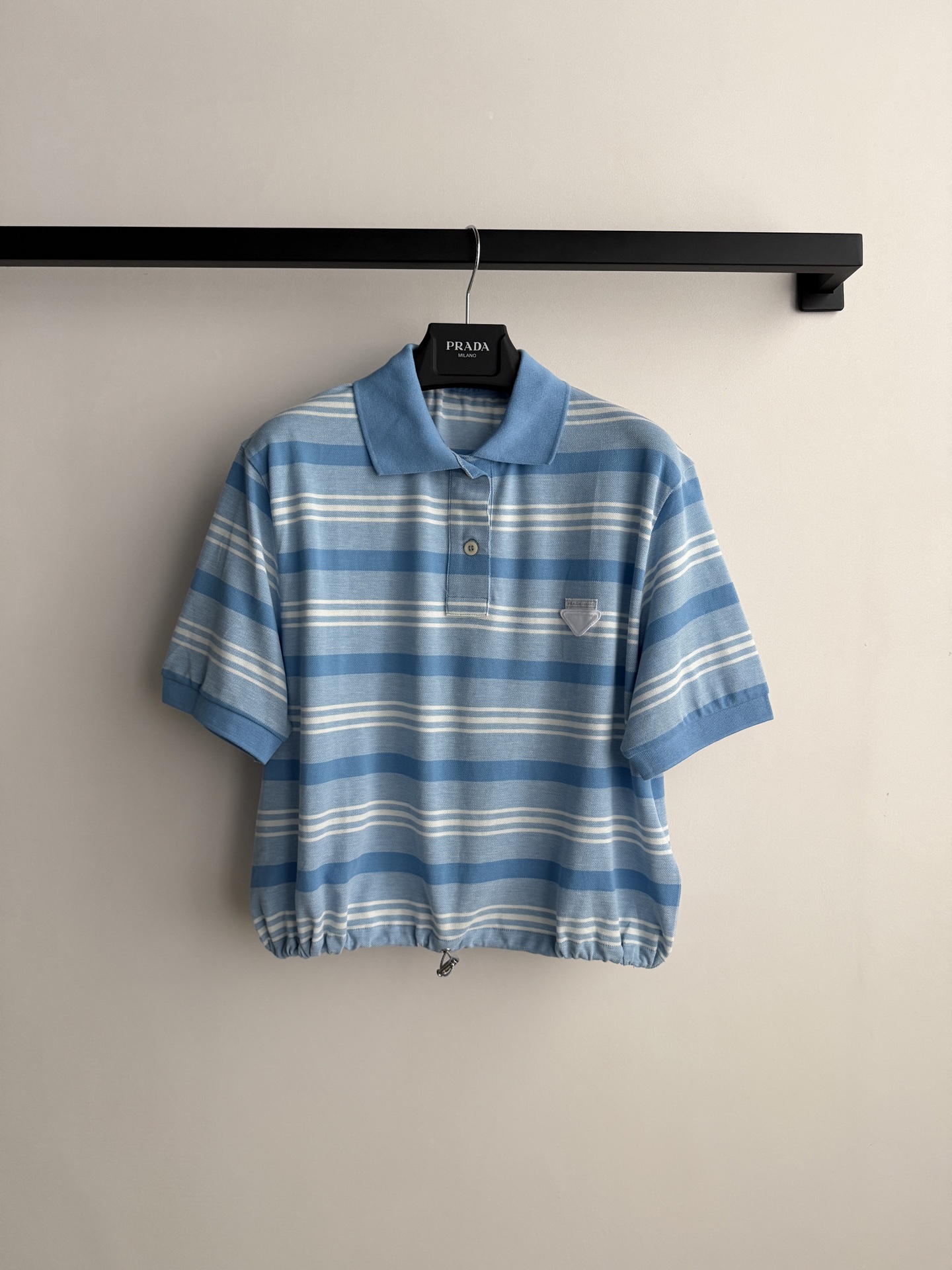 PRAD*🆕蓝白条纹抽绳收腰Polo衫清爽治愈的蓝白条纹，把夏日海风穿在身上✨经典Polo领自带学院感，