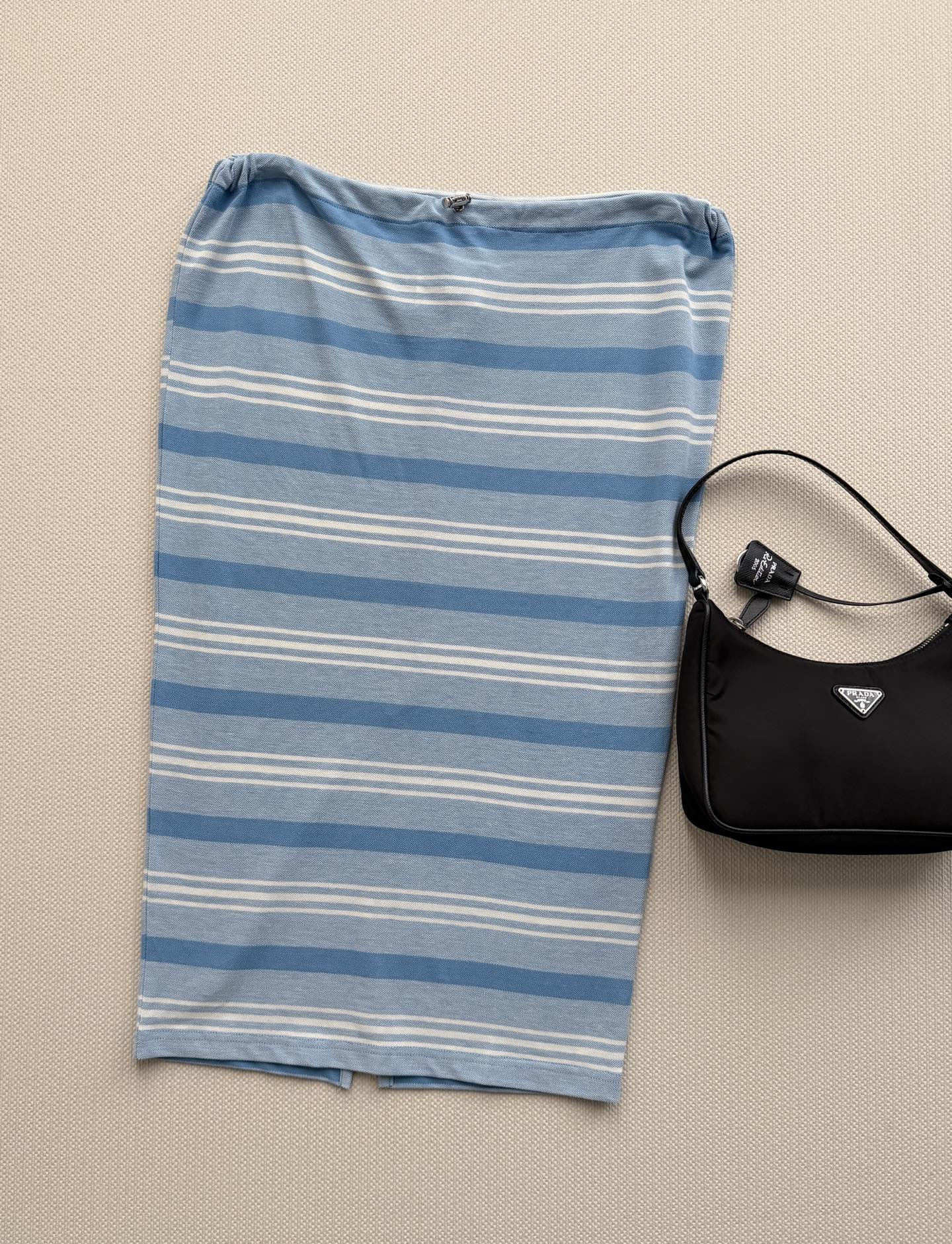 PRAD*🆕蓝白条纹针织直筒半裙清爽治愈的蓝白条纹自带夏日松弛感✨经典直筒版型修饰腿型，不挑身材轻松驾驭