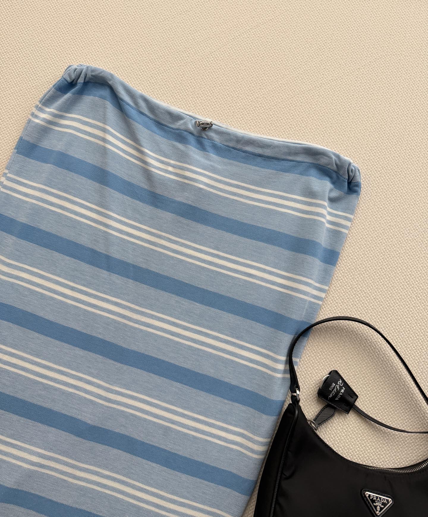 PRAD*🆕蓝白条纹针织直筒半裙清爽治愈的蓝白条纹自带夏日松弛感✨经典直筒版型修饰腿型，不挑身材轻松驾驭