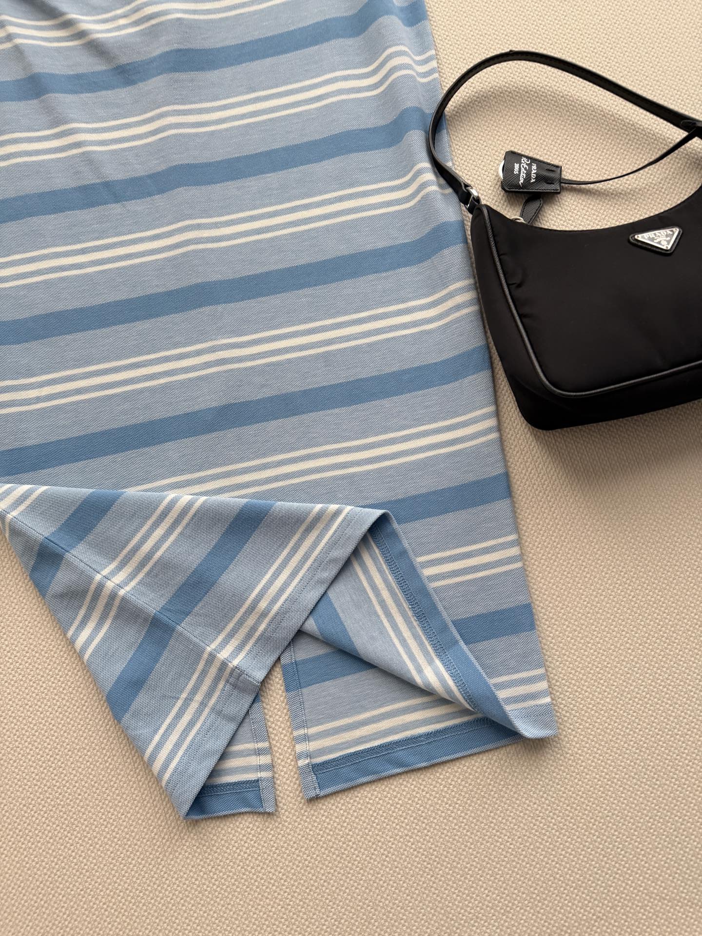 PRAD*🆕蓝白条纹针织直筒半裙清爽治愈的蓝白条纹自带夏日松弛感✨经典直筒版型修饰腿型，不挑身材轻松驾驭