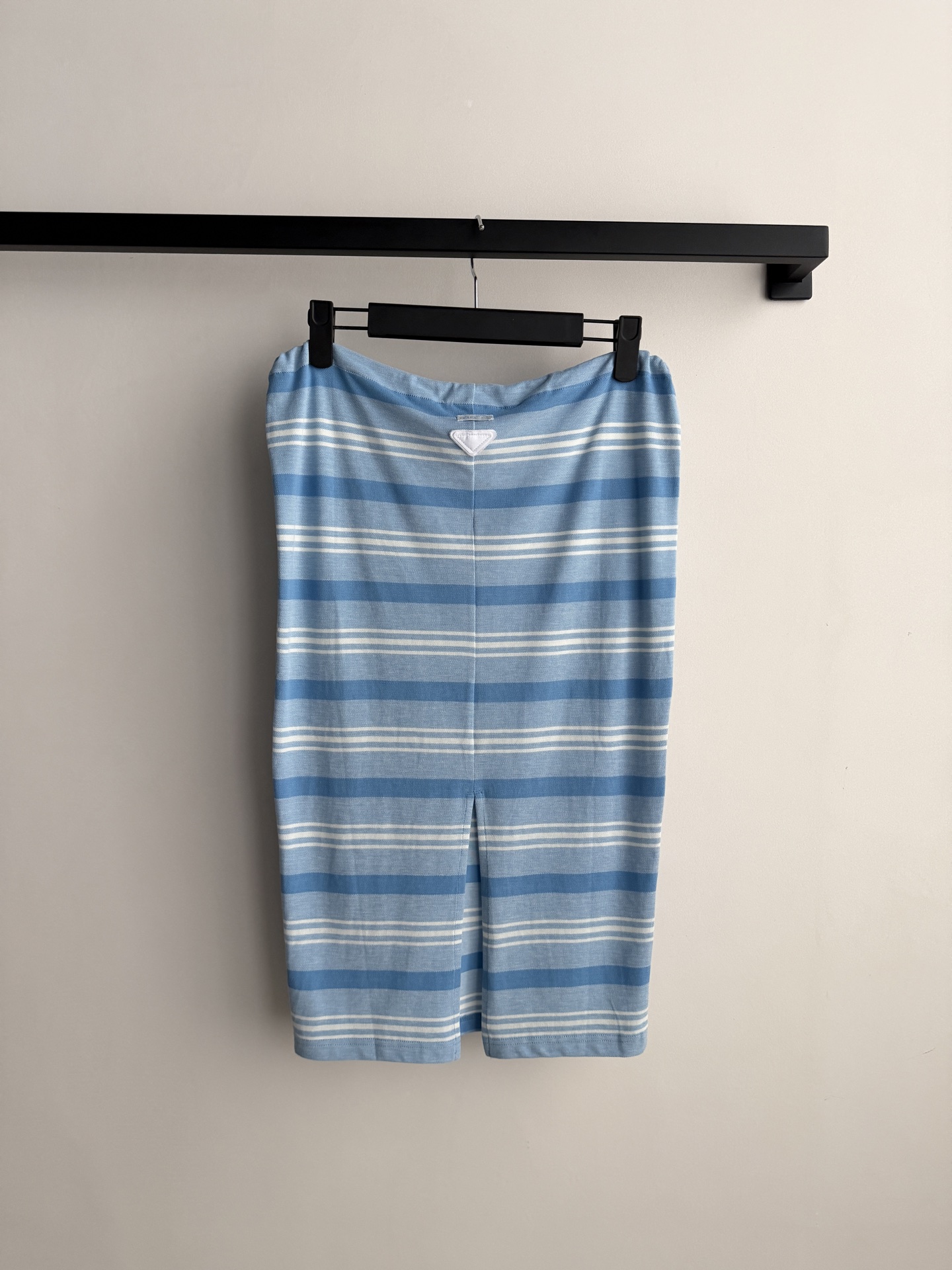 PRAD*🆕蓝白条纹针织直筒半裙清爽治愈的蓝白条纹自带夏日松弛感✨经典直筒版型修饰腿型，不挑身材轻松驾驭