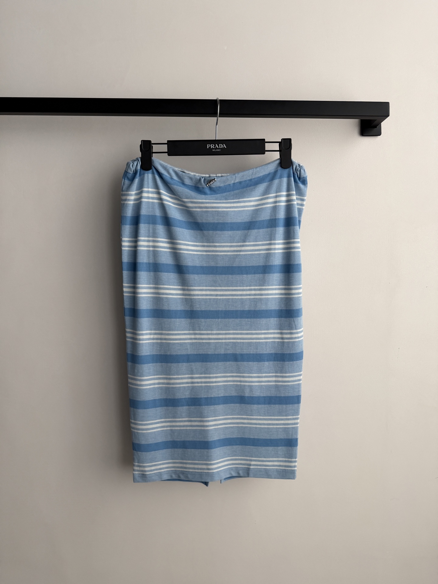 PRAD*🆕蓝白条纹针织直筒半裙清爽治愈的蓝白条纹自带夏日松弛感✨经典直筒版型修饰腿型，不挑身材轻松驾驭