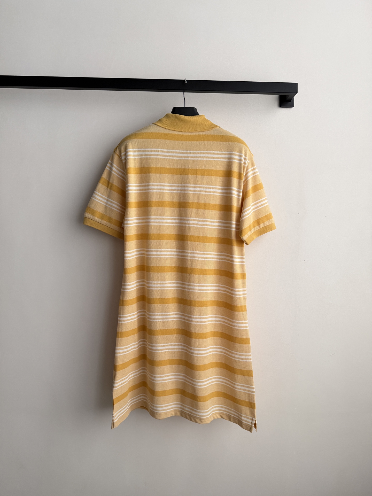 PRAD*🆕黄白条纹针织连衣裙清爽治愈的黄白条纹自带夏日松弛感✨经典直筒版型修饰腿型，不挑身材轻松驾驭高